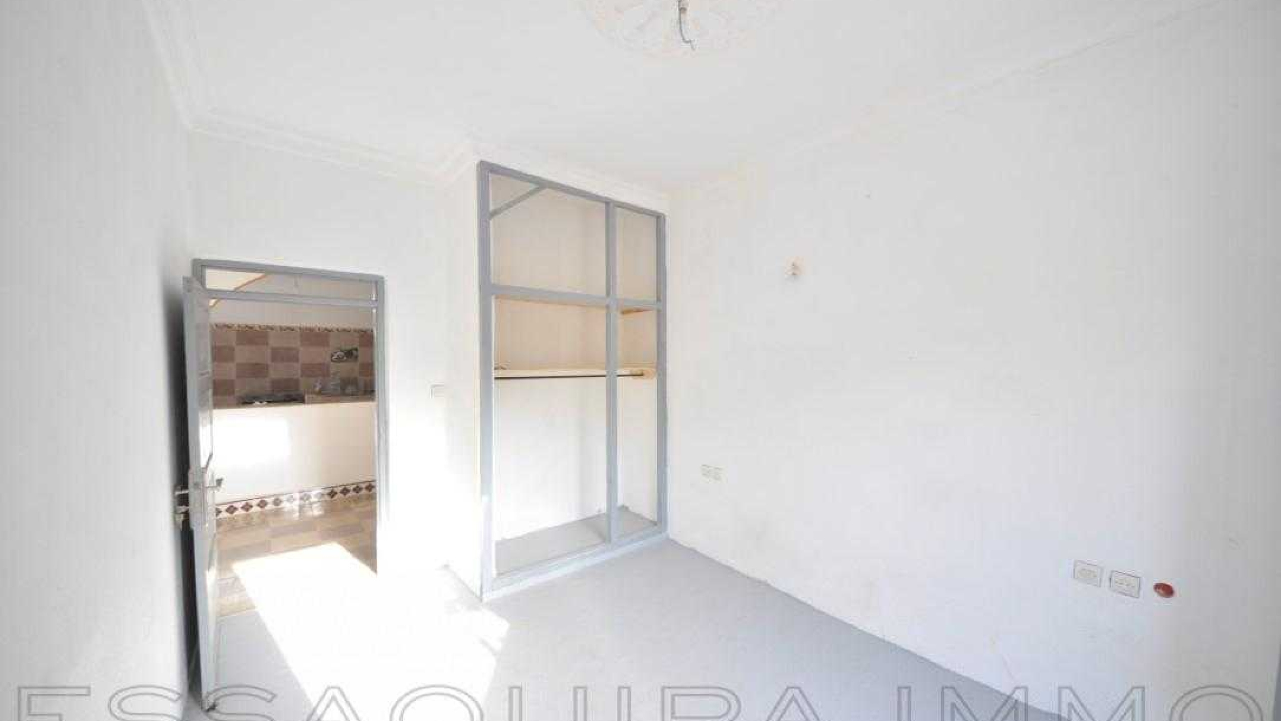 maison avec 2 chambres et 1 salle de bain