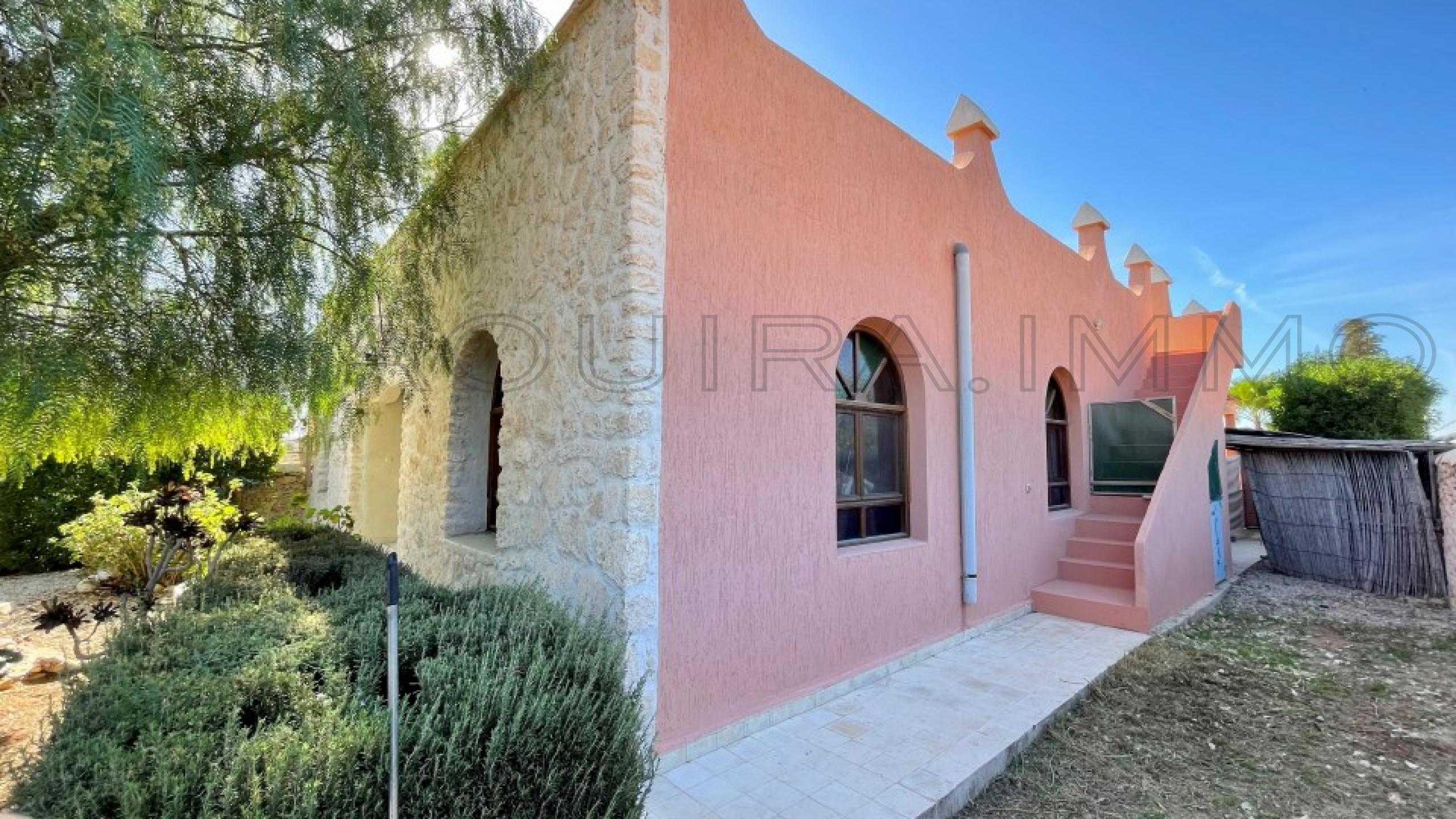 villa avec 4 chambres et 2 salles de bain