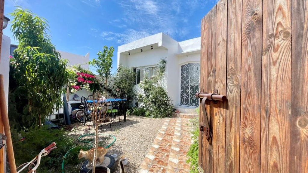 maison avec 2 chambres et 2 salles de bain