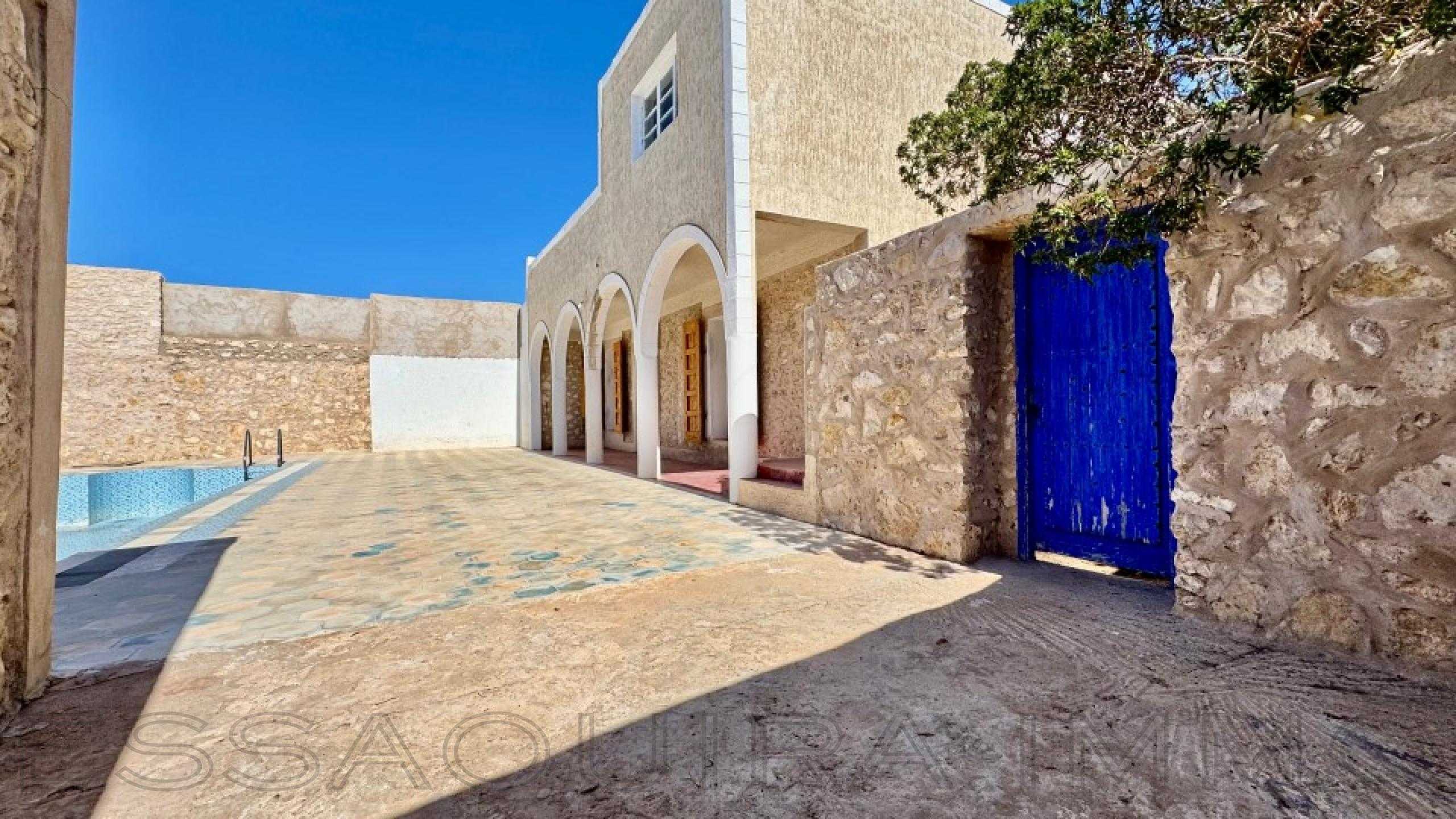 villa avec 4 chambres et 2 salles de bain