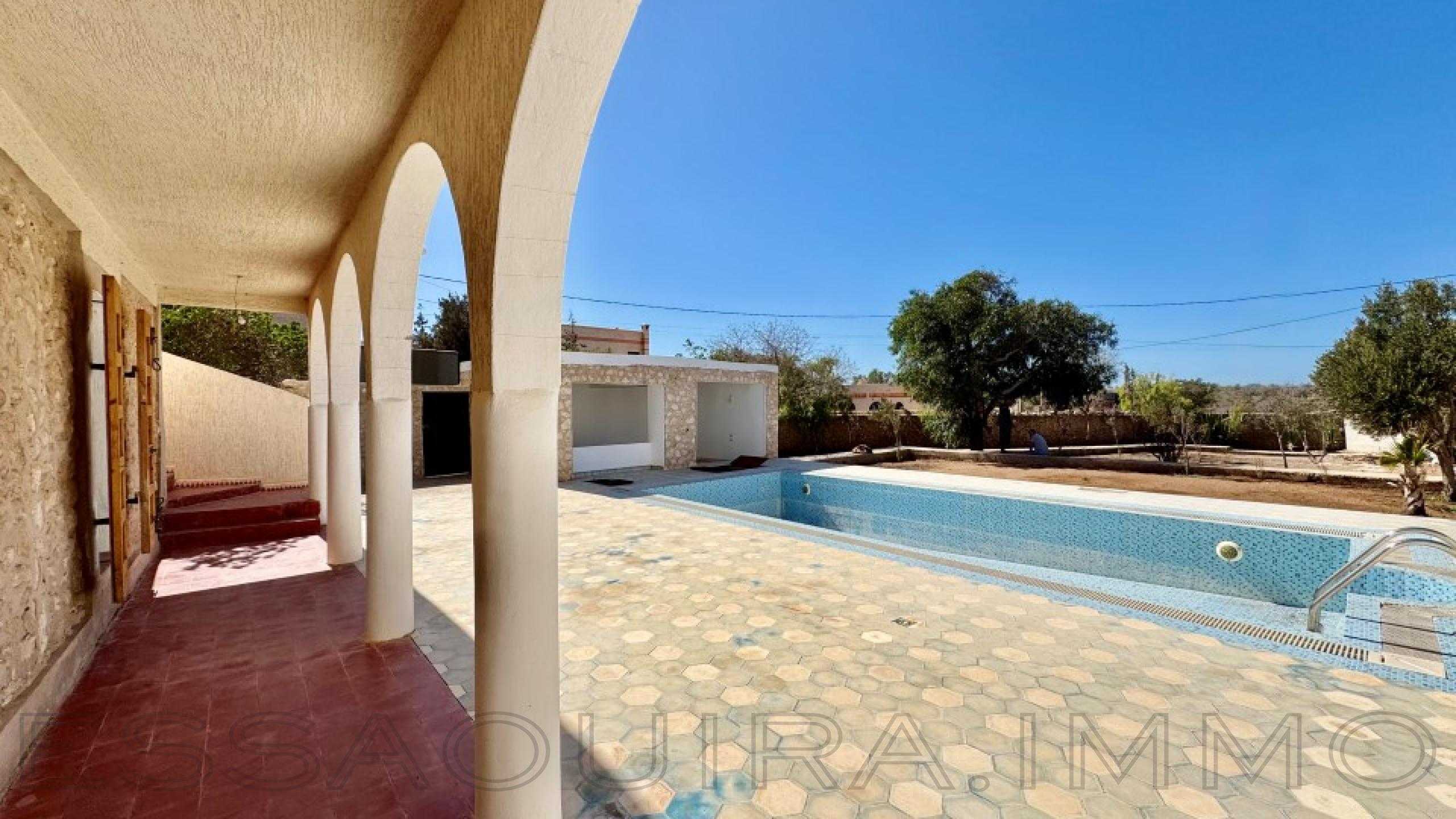 villa avec 4 chambres et 2 salles de bain