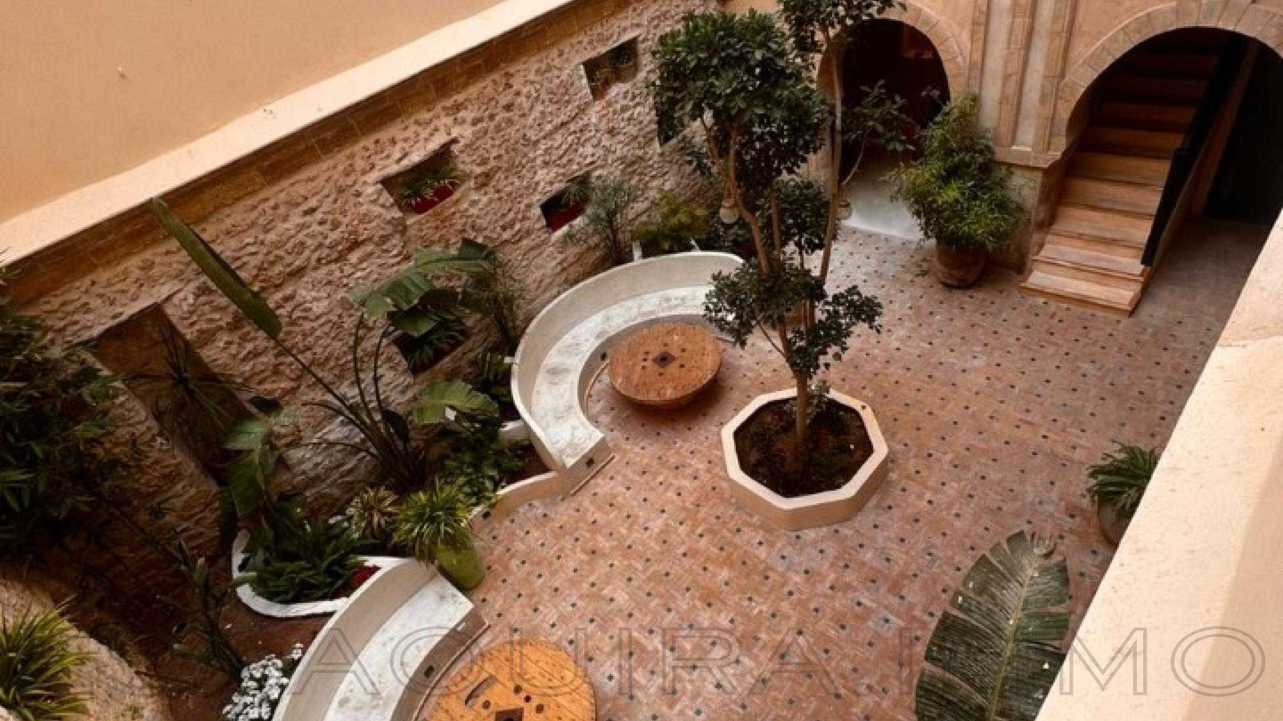 riad avec 8 chambres et 8 salles de bain