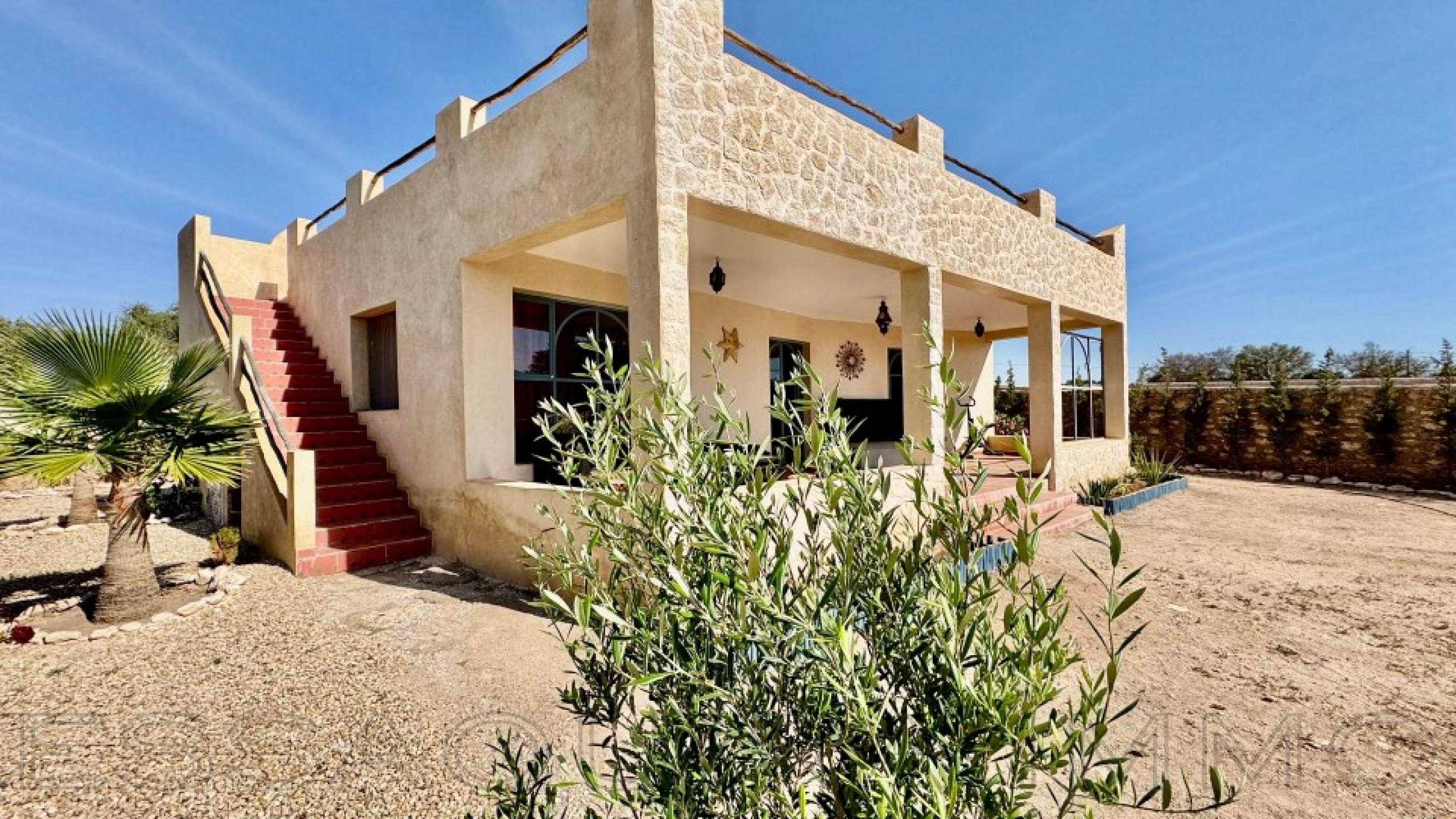 maison avec 2 chambres et 1 salle de bain