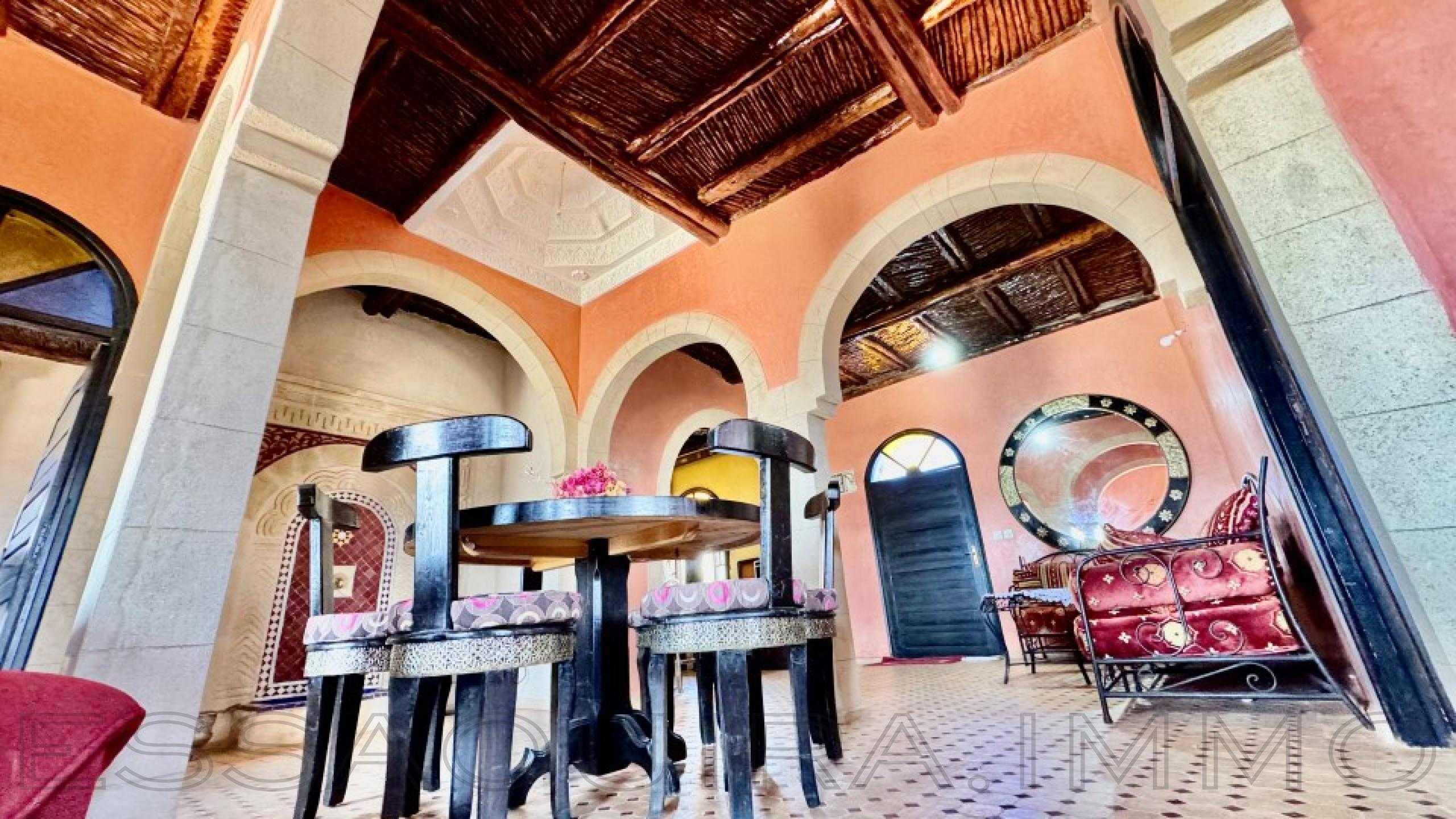villa avec 2 chambres et 2 salles de bain