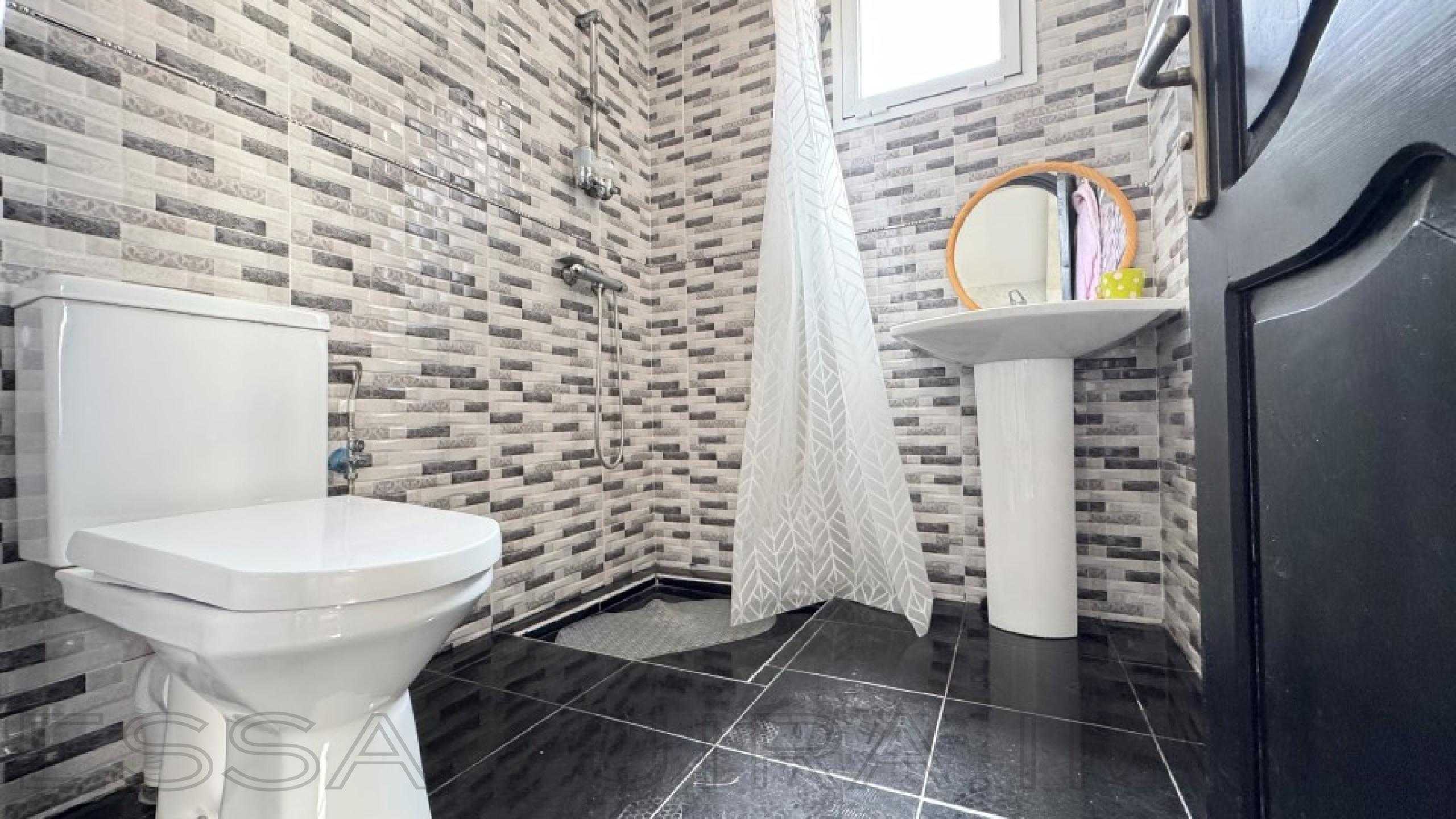 appartement avec 2 chambres et 2 salles de bain