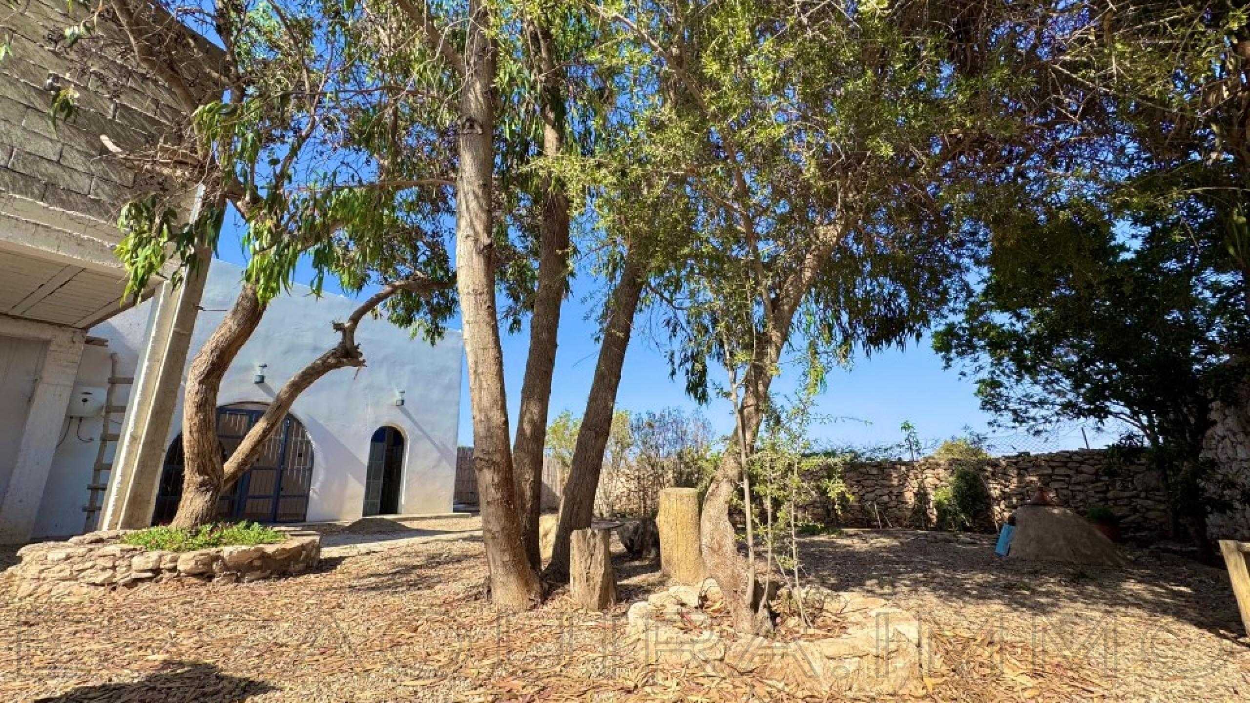 maison avec 2 chambres et 1 salle de bain