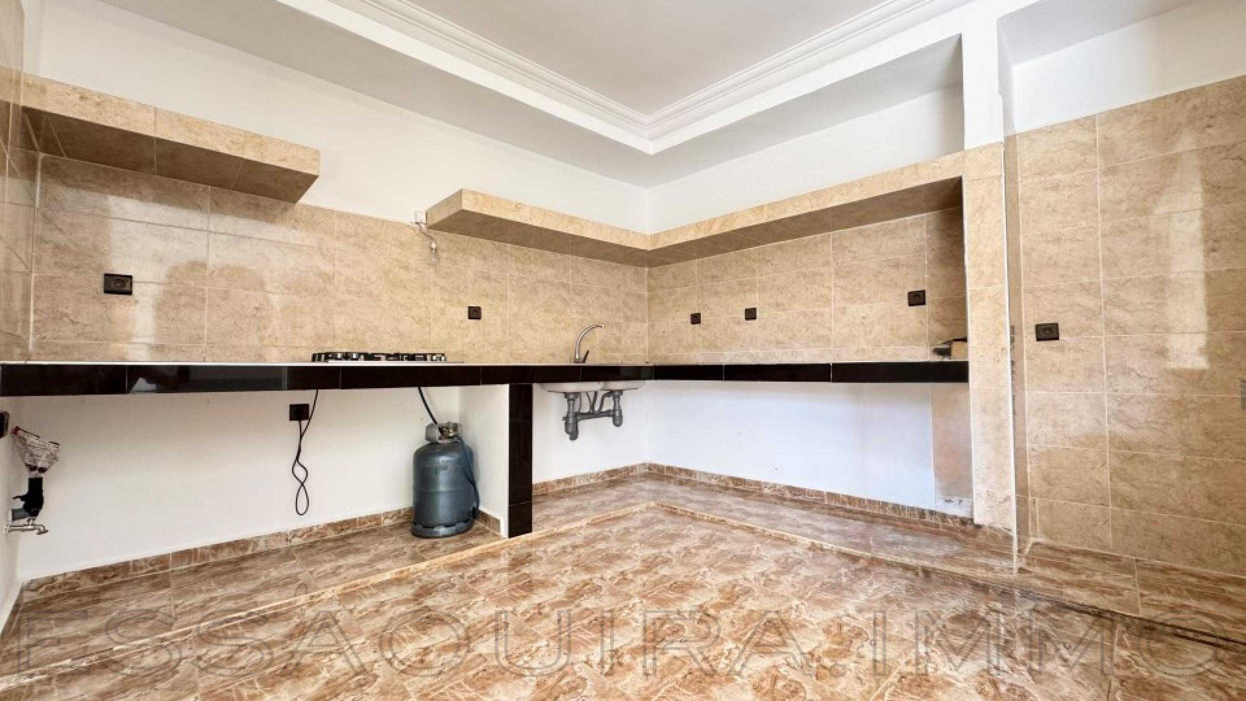 maison avec 2 chambres et 1 salle de bain