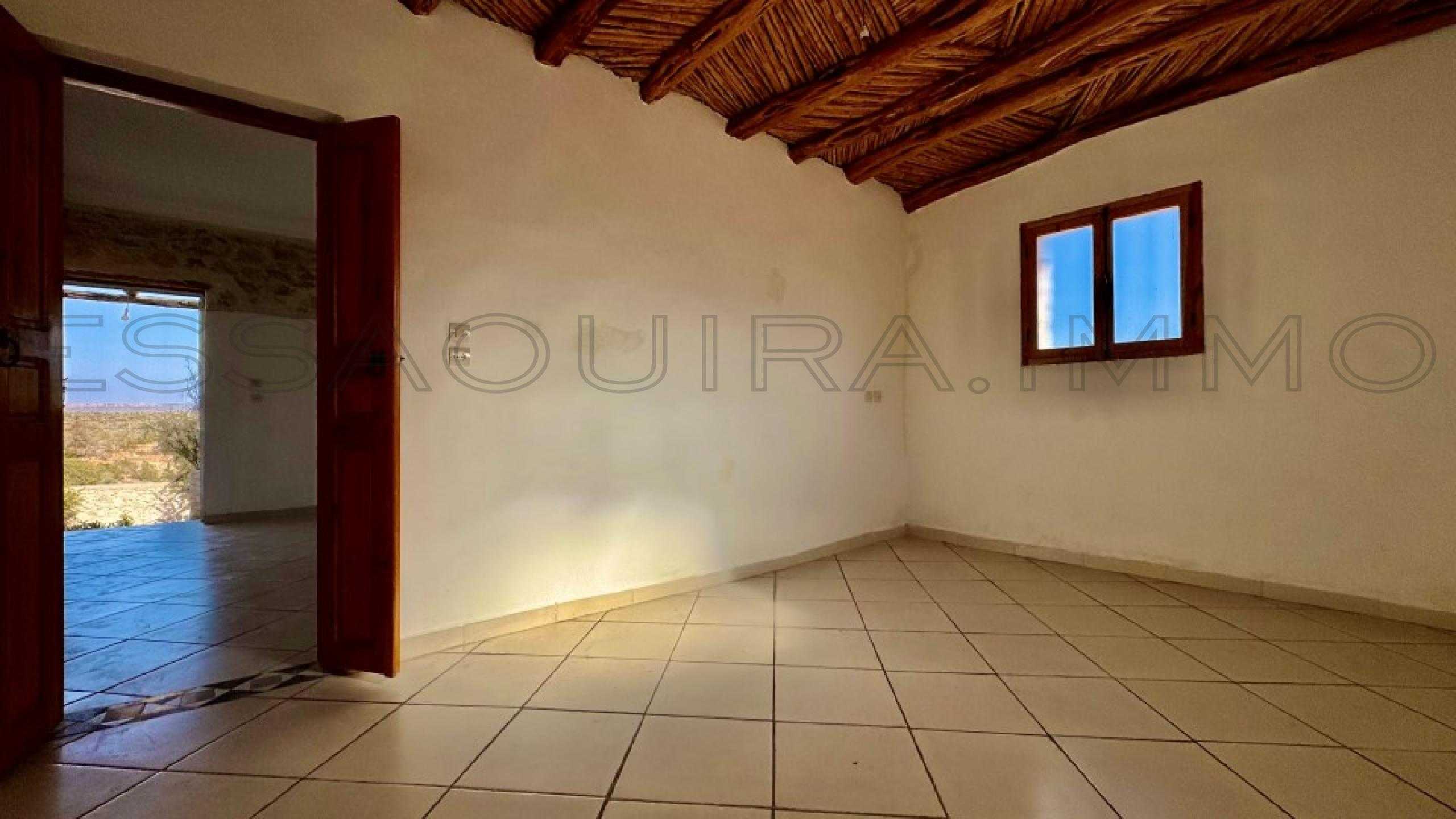 maison avec 2 chambres et 1 salle de bain