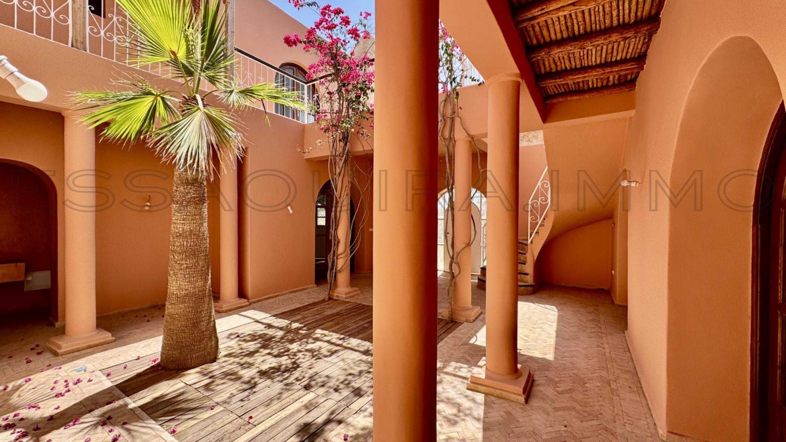 villa avec 6 chambres et 4 salles de bain