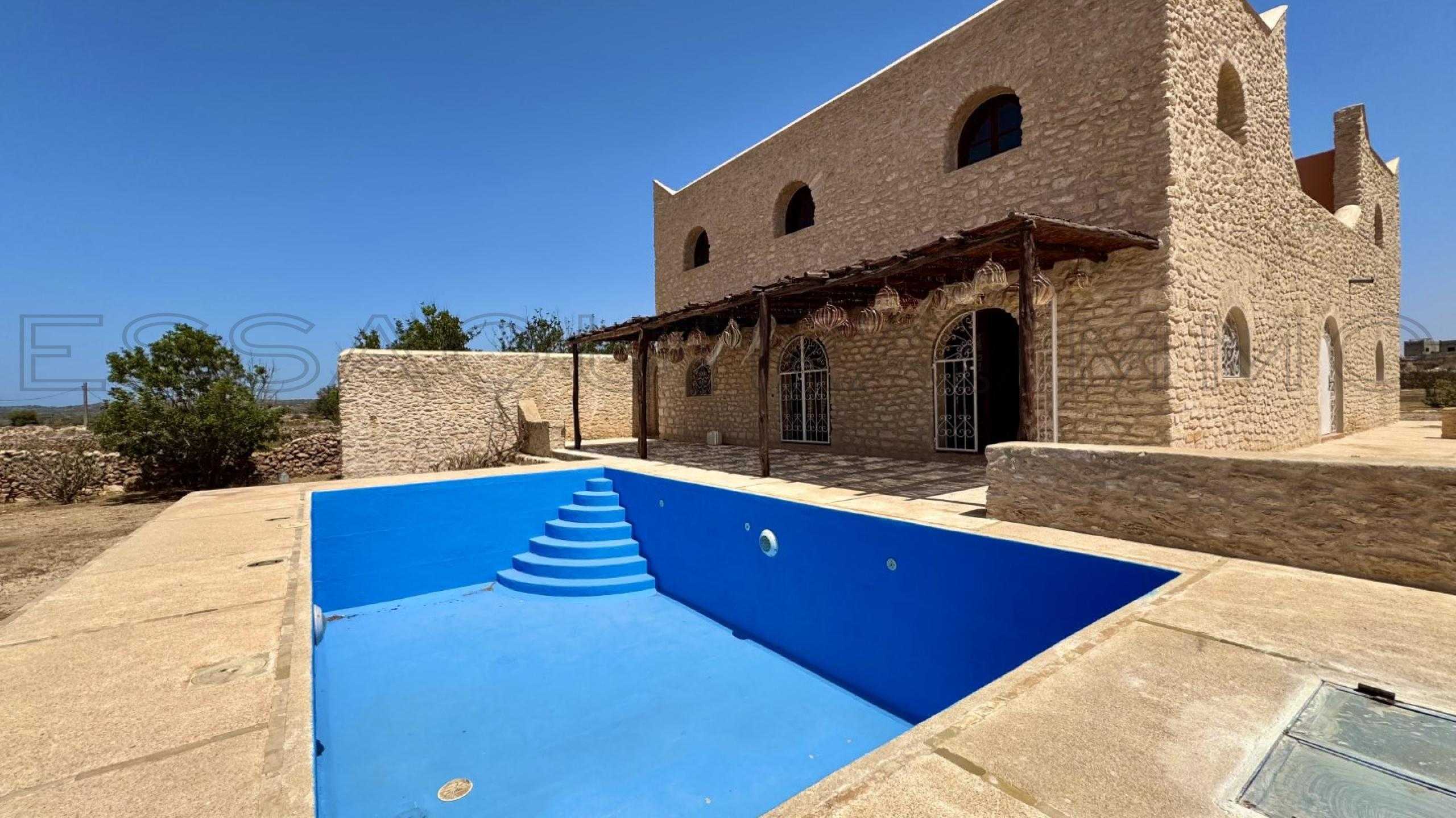 villa avec 6 chambres et 4 salles de bain
