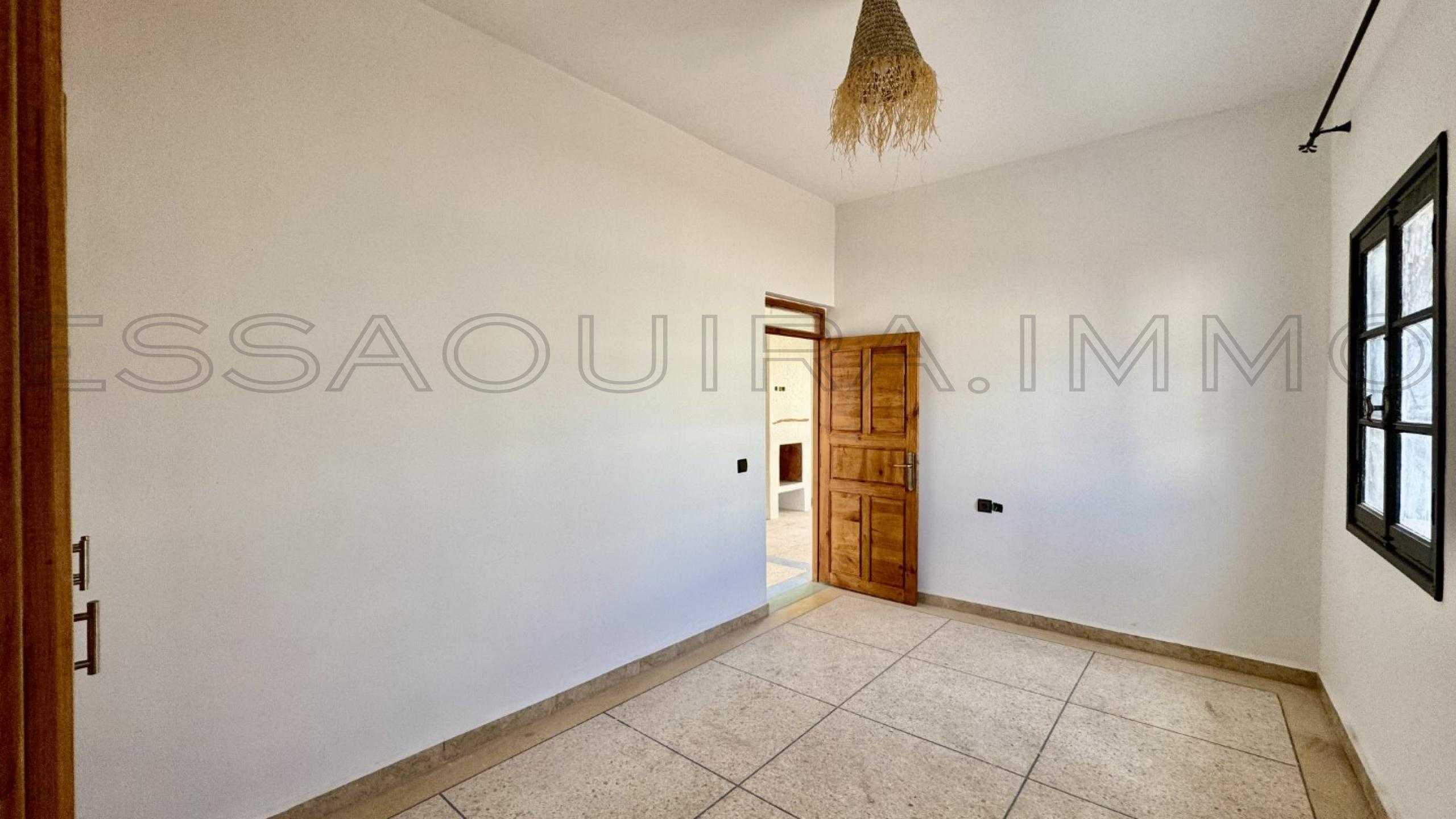 maison avec 2 chambres et 2 salles de bain