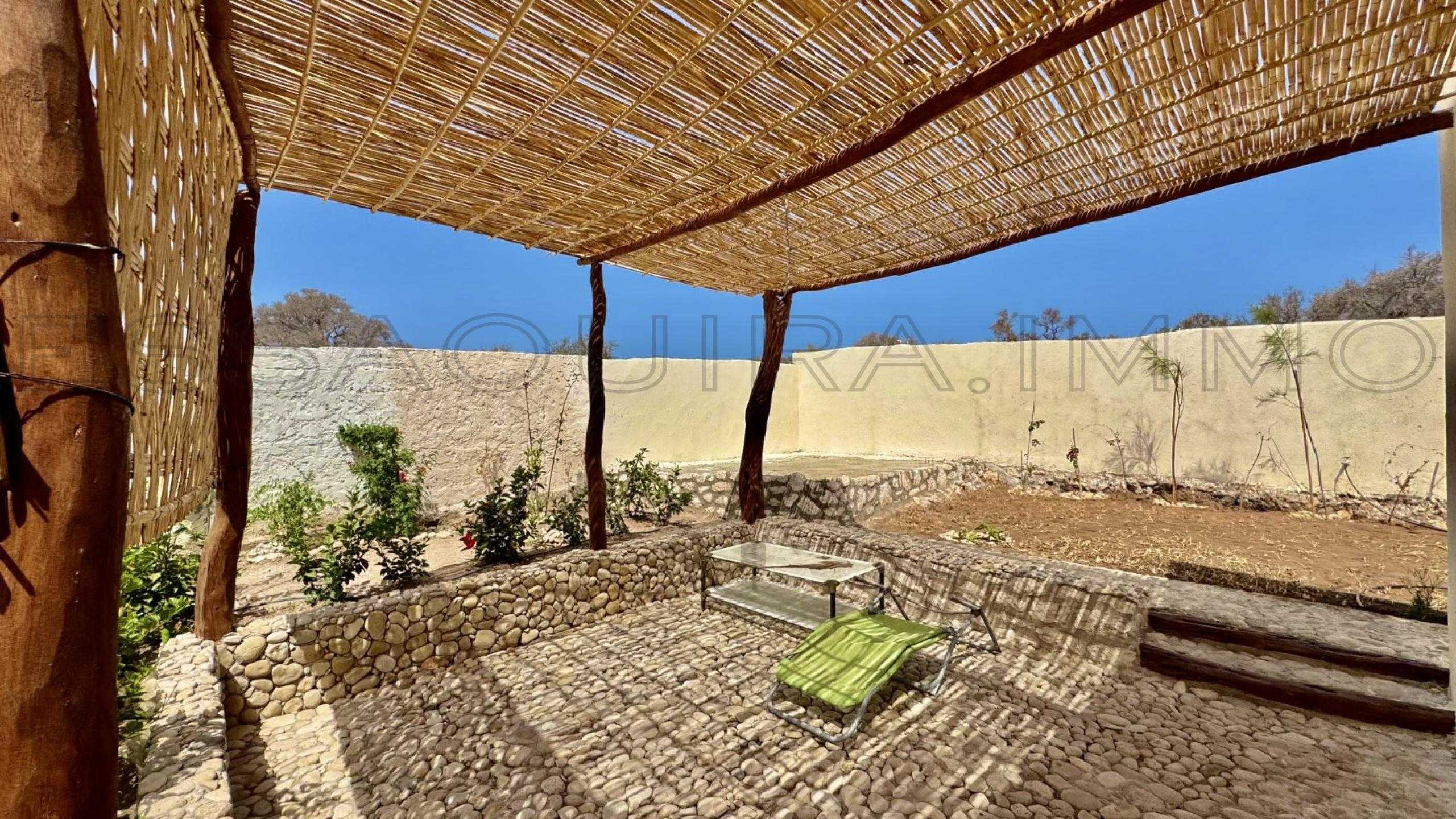 maison avec 2 chambres et 2 salles de bain