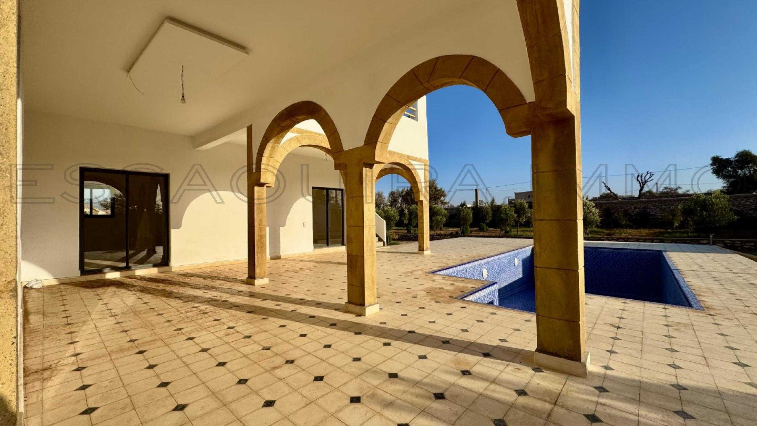 villa avec 5 chambres et 6 salles de bain