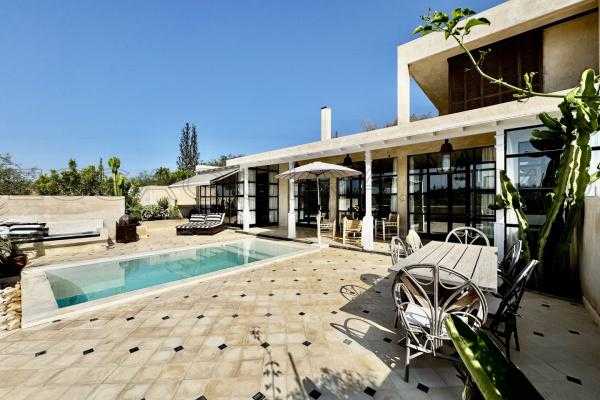 Villa contemporaine au cœur d’un domaine paysager sécurisé