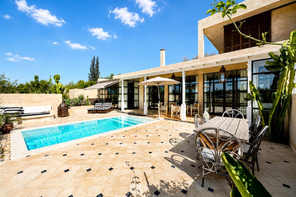 Villa contemporaine au cœur d’un domaine paysager sécurisé