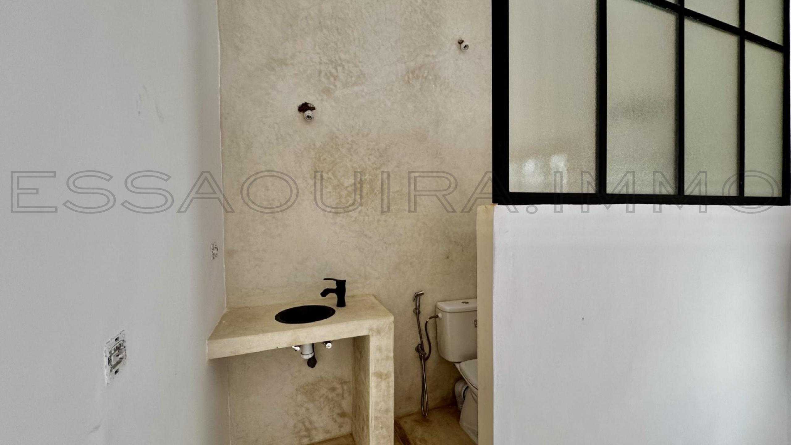 maison avec 2 chambres et 2 salles de bain