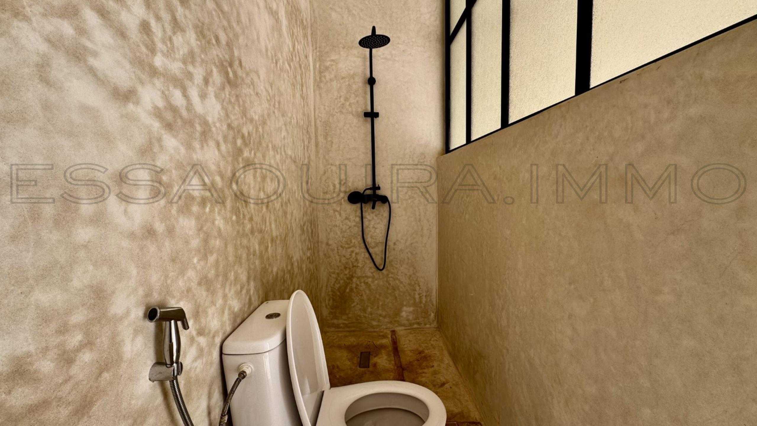 maison avec 2 chambres et 2 salles de bain
