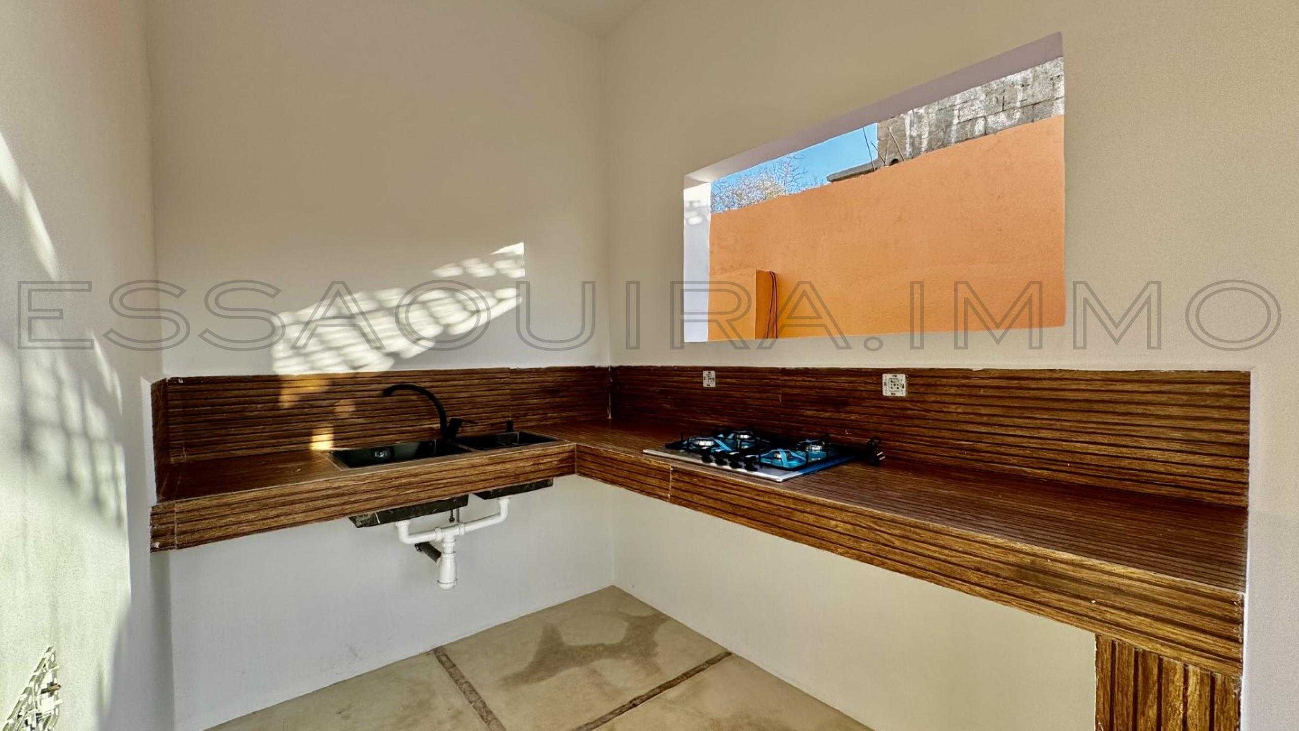 maison avec 2 chambres et 2 salles de bain