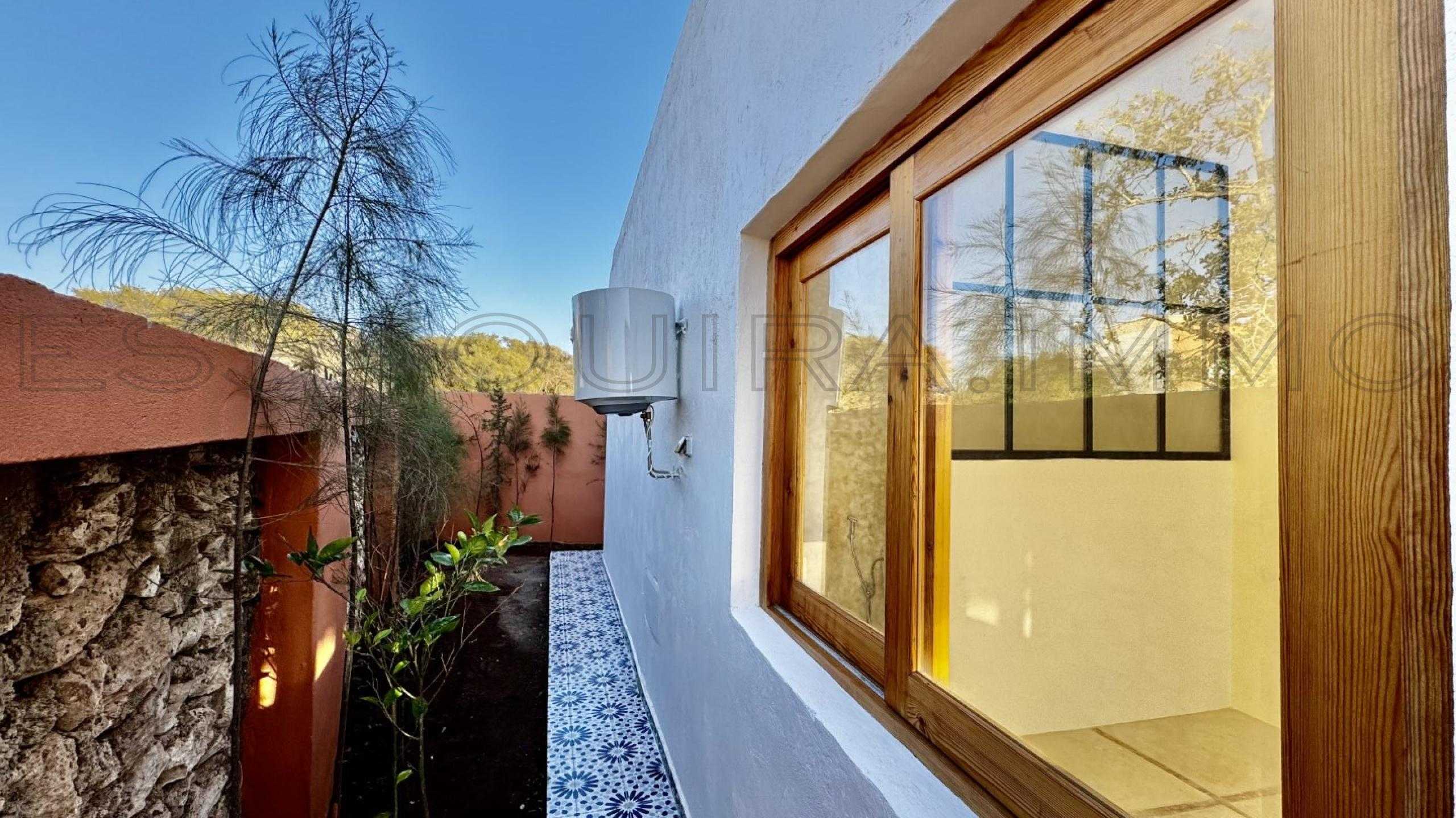 maison avec 2 chambres et 2 salles de bain