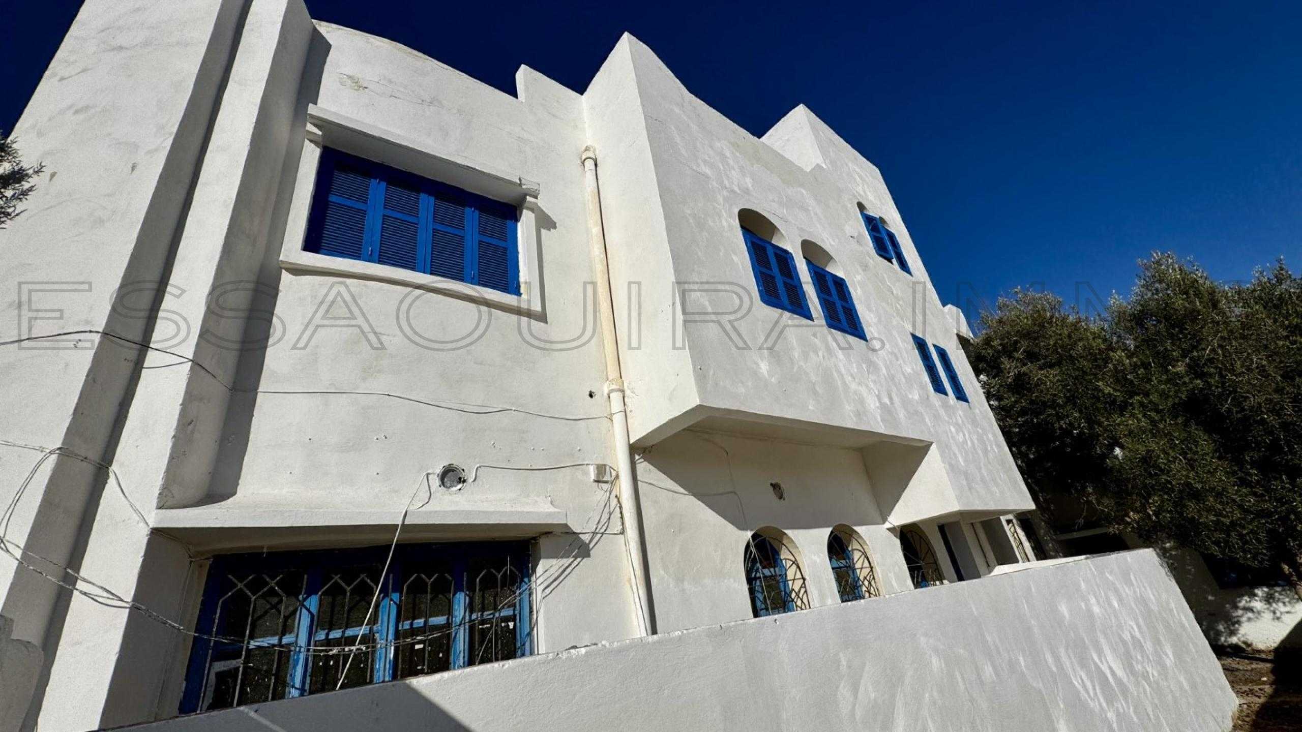 villa avec 12 chambres et 5 salles de bain