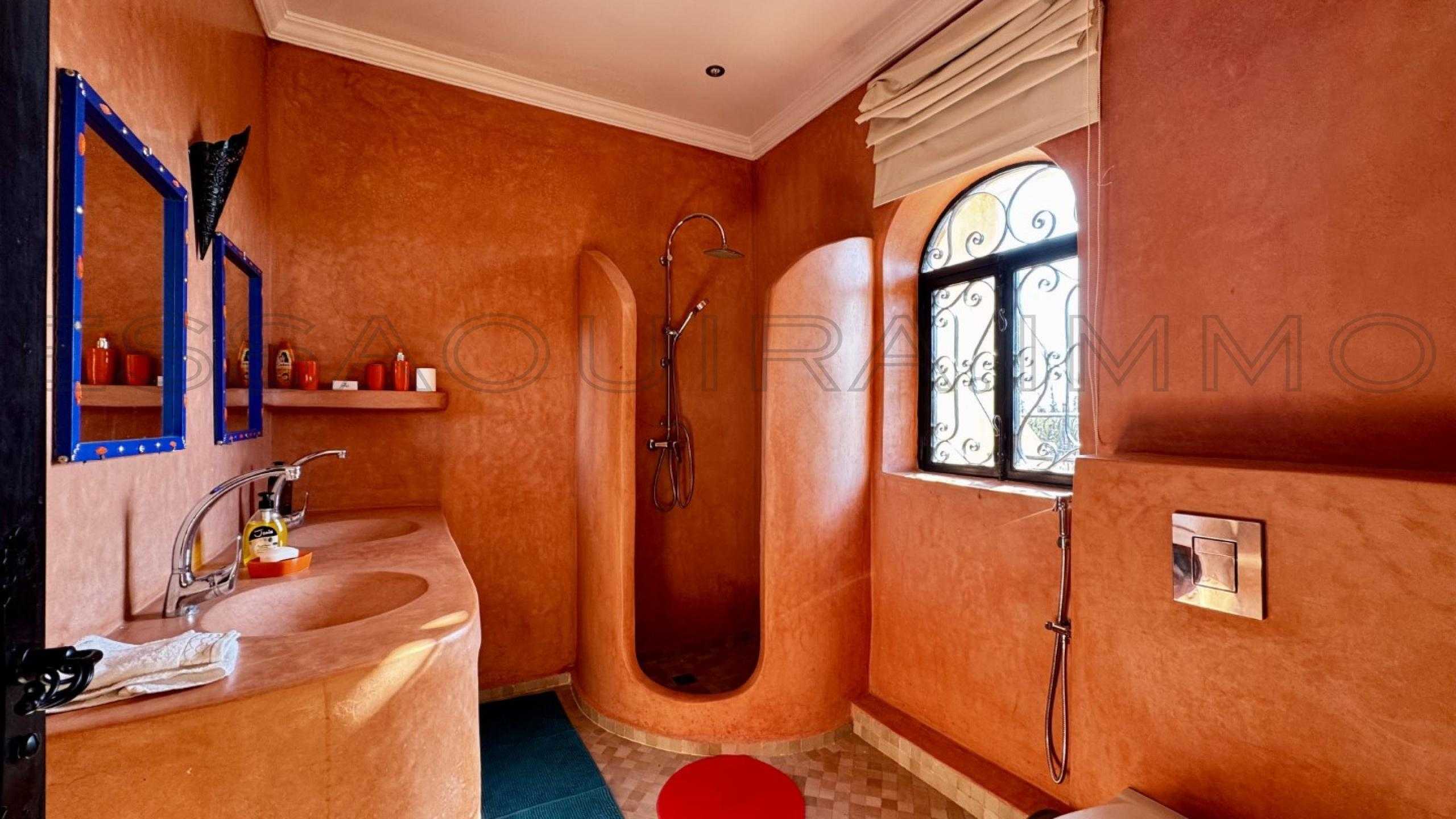 villa avec 5 chambres et 4 salles de bain