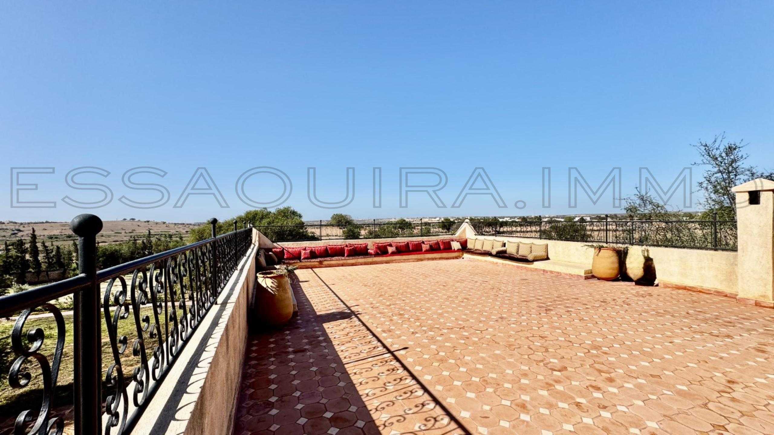 villa avec 5 chambres et 4 salles de bain