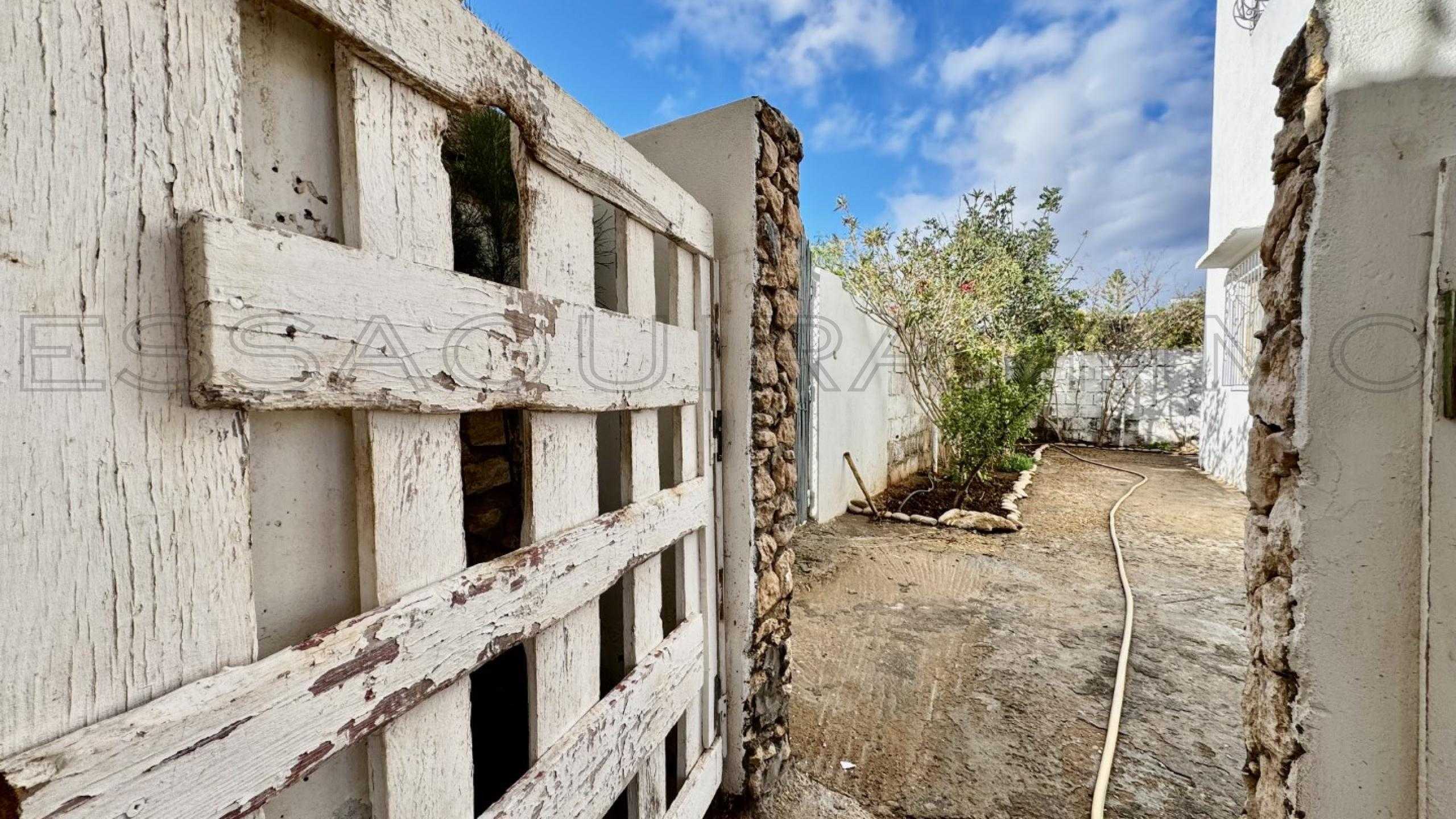 maison avec 2 chambres et 1 salle de bain