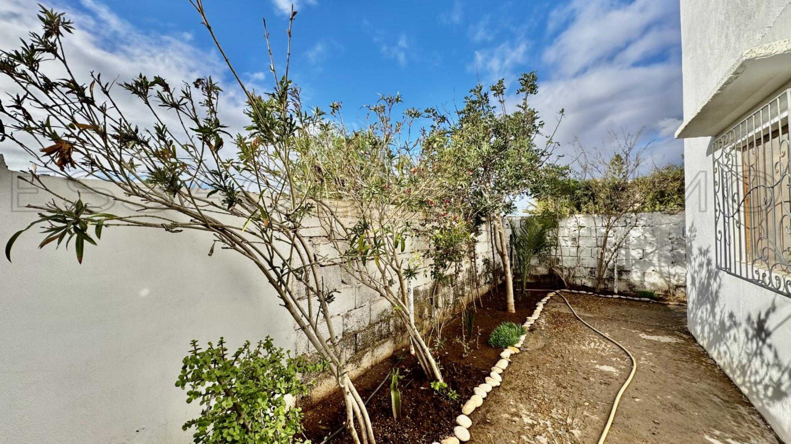 maison avec 2 chambres et 1 salle de bain