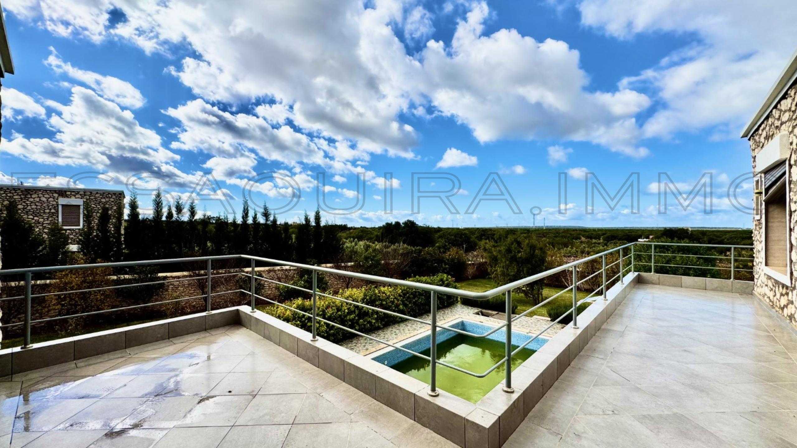 villa de 310 m&sup2; sur un terrain de 2,500 m&sup2;