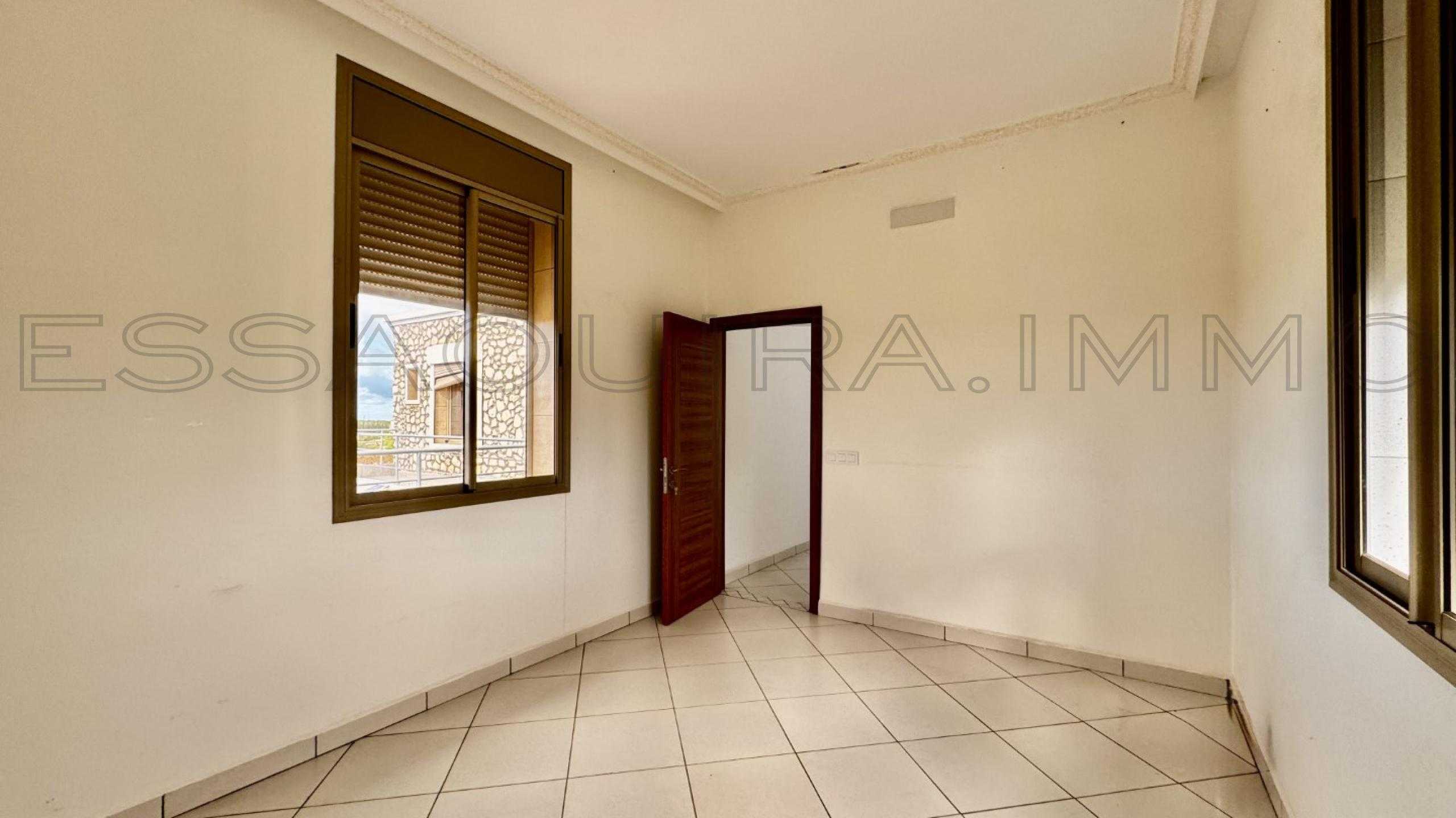 villa avec 5 chambres et 6 salles de bain