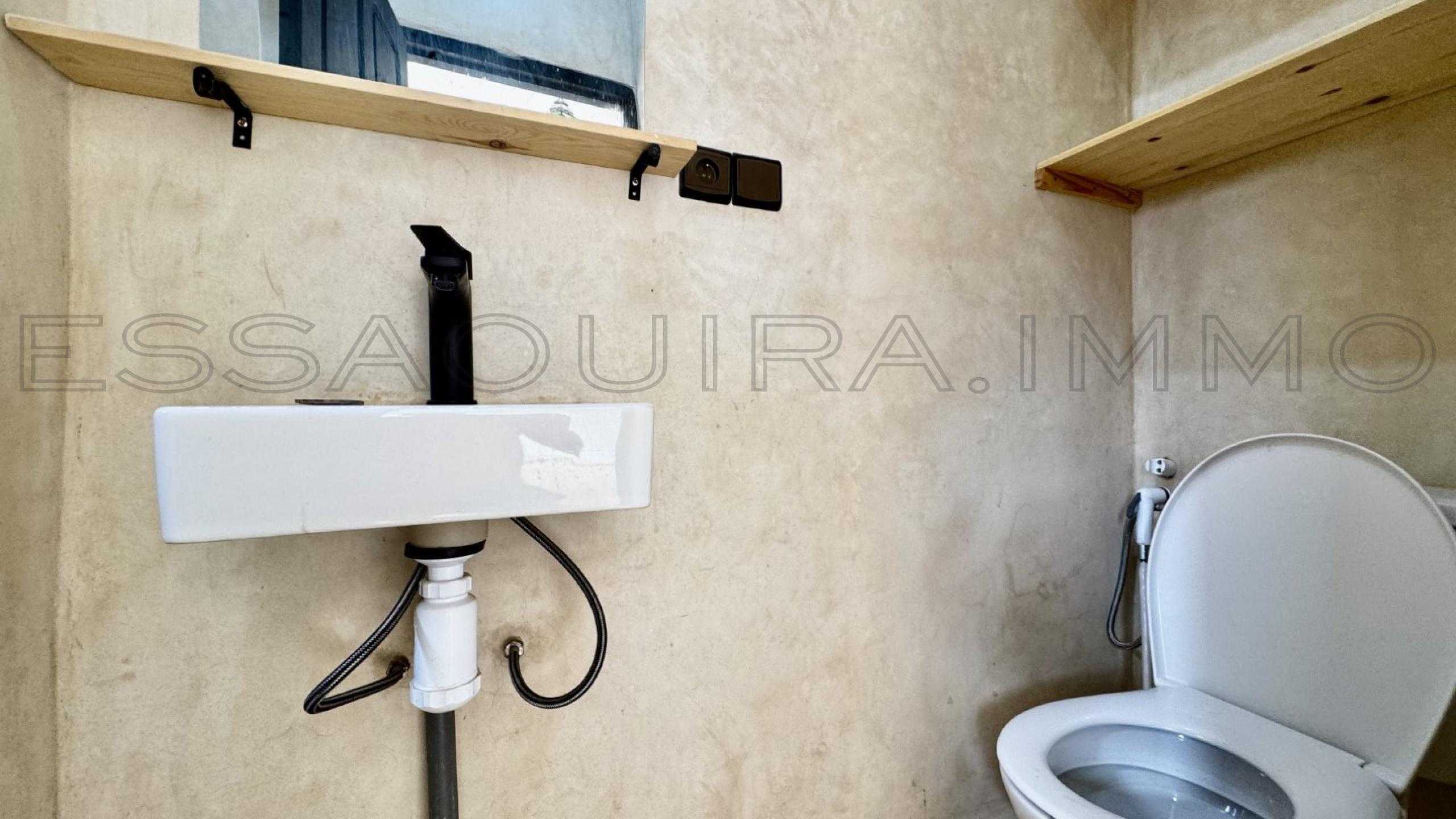 maison avec 2 chambres et 2 salles de bain