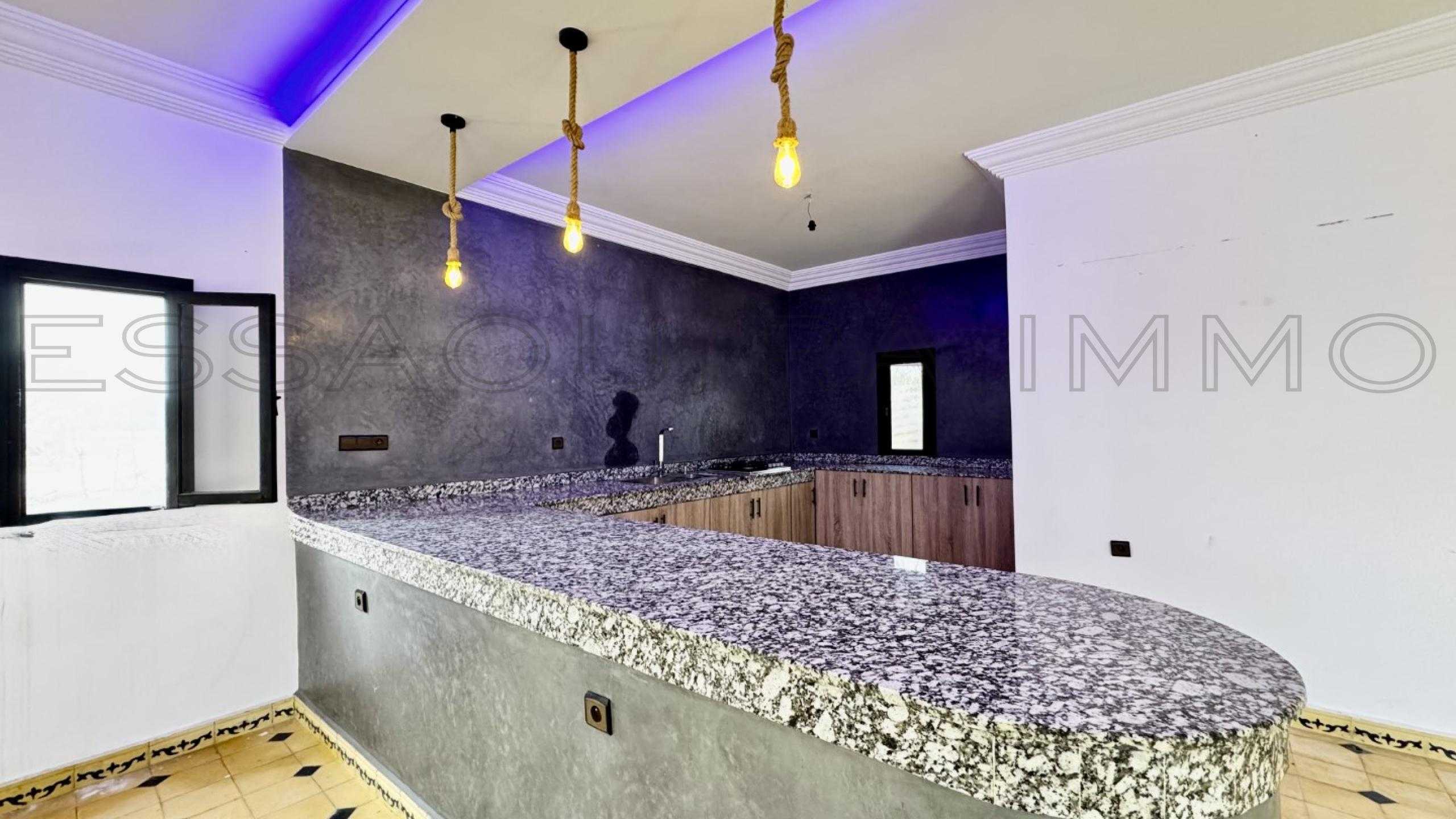 maison avec 2 chambres et 2 salles de bain