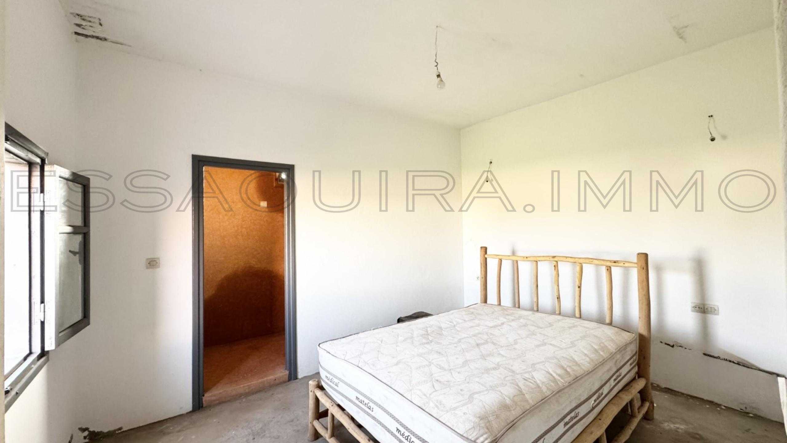 maison avec 2 chambres et 2 salles de bain