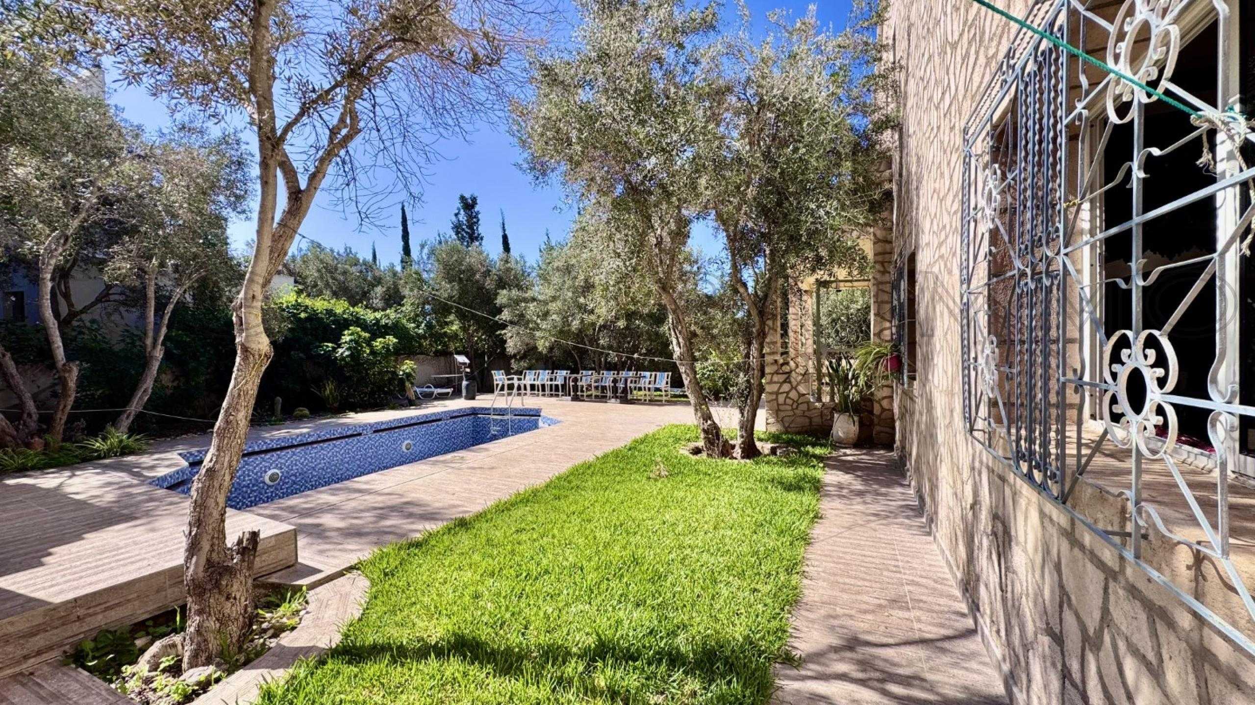 villa de 500 m&sup2; sur un terrain de 1,250 m&sup2;