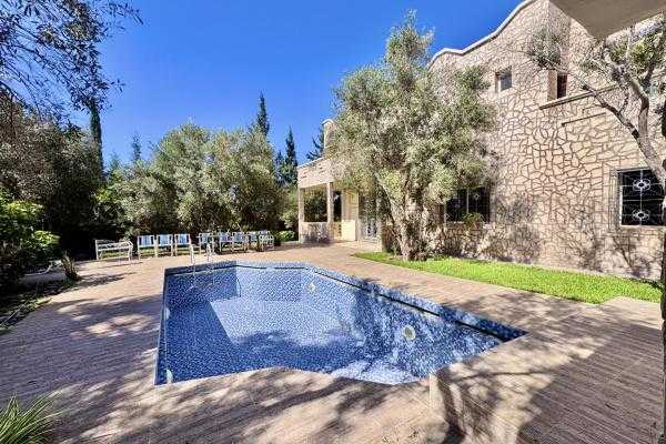 Villa d’Exception – 6 Chambres – Zone Urbaine (Achetée par Étrangers)