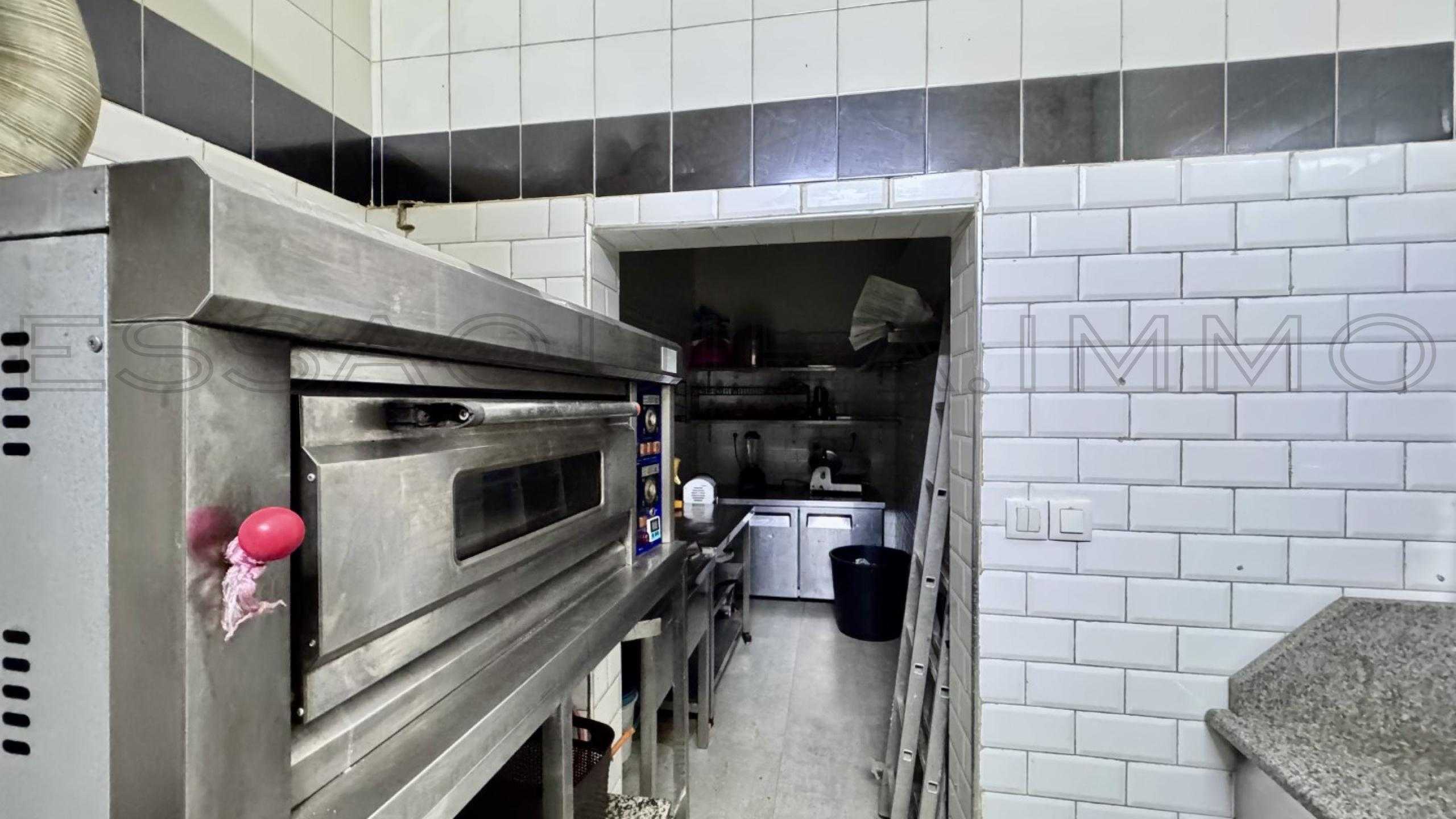 restaurant avec cuisinière