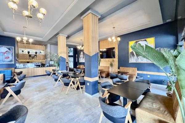 Café – Restaurant Moderne Entièrement Équipé avec Grande Terrasse