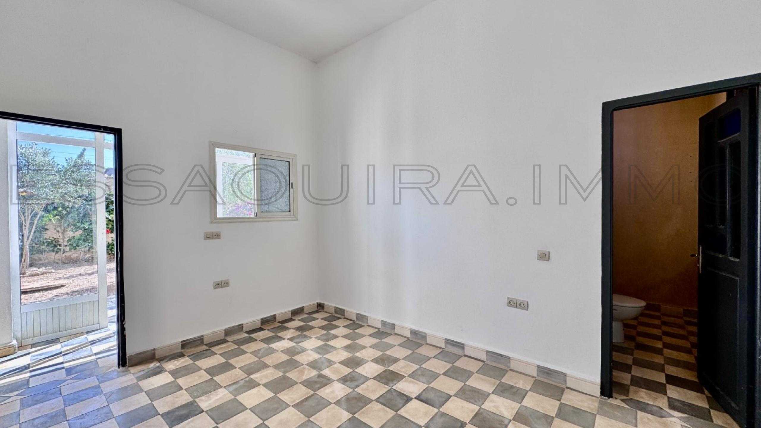 maison avec 2 chambres et 2 salles de bain