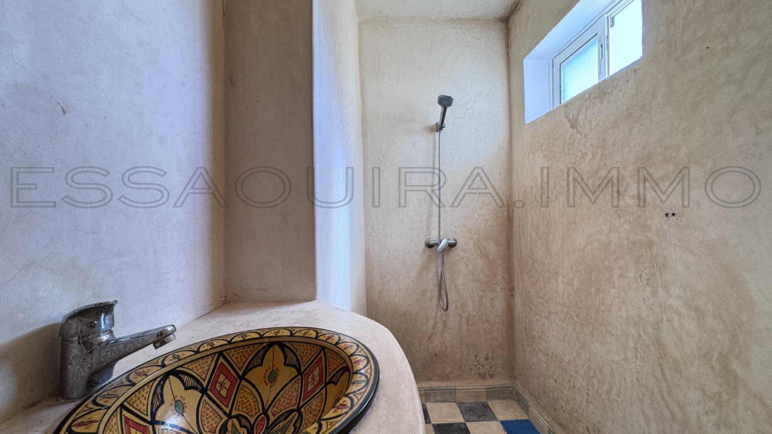 maison avec 2 chambres et 2 salles de bain