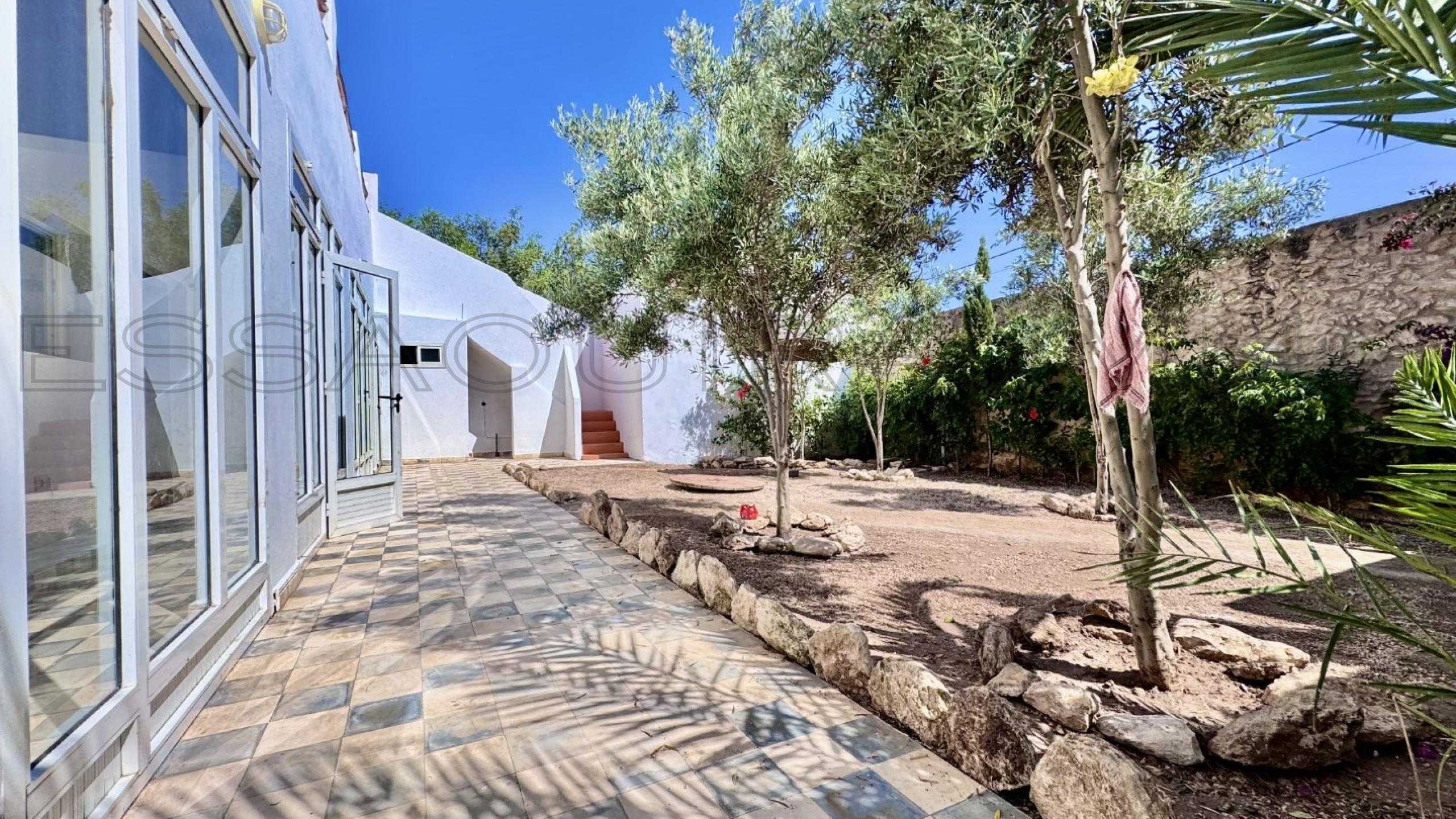 maison avec 2 chambres et 2 salles de bain