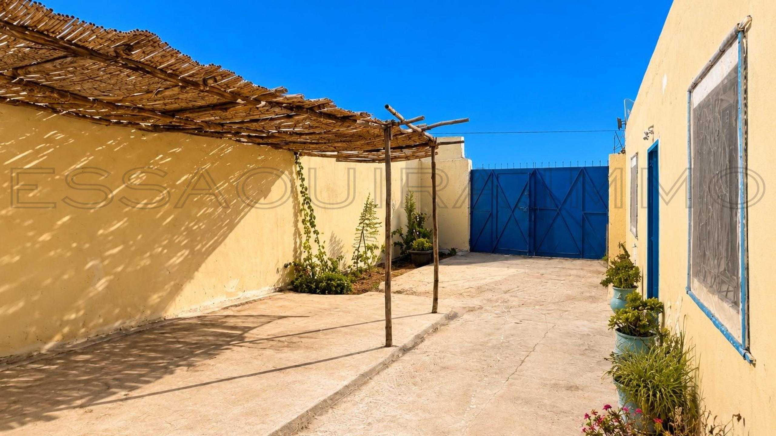 maison avec 2 chambres et 1 salle de bain