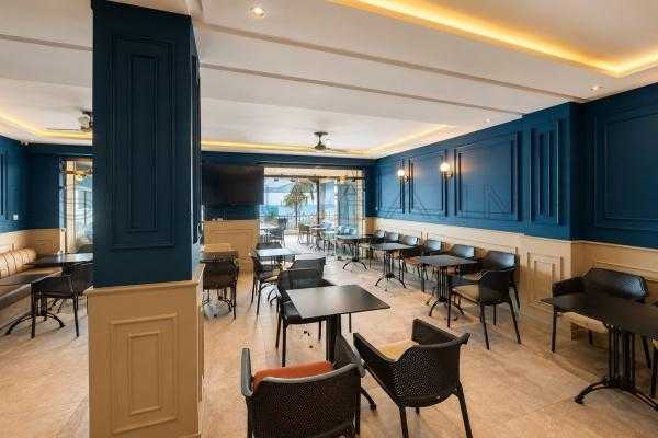 Café avec Terrasse et Studio Indépendant – Une Opportunité Commerciale