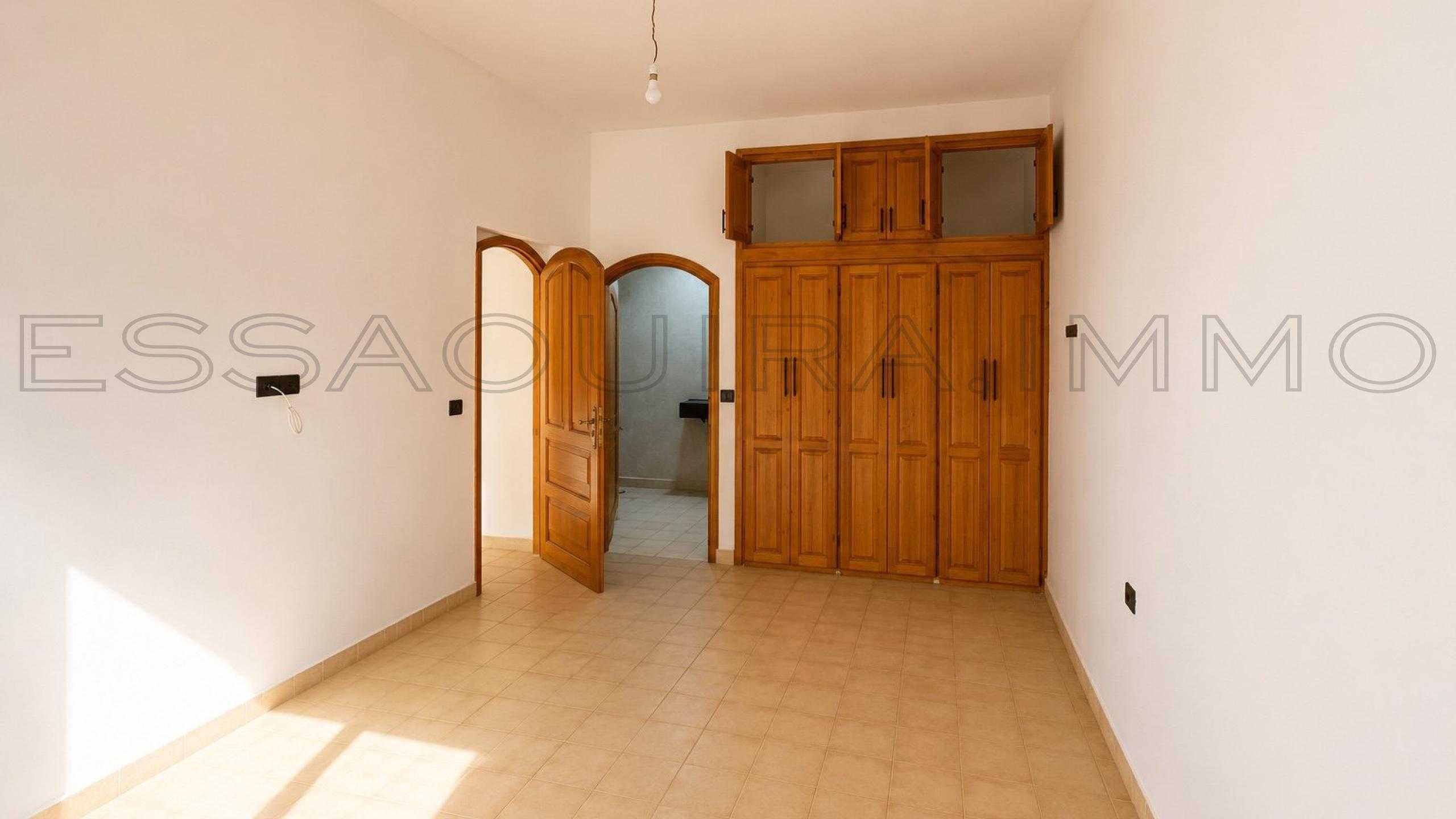 maison avec 2 chambres et 2 salles de bain