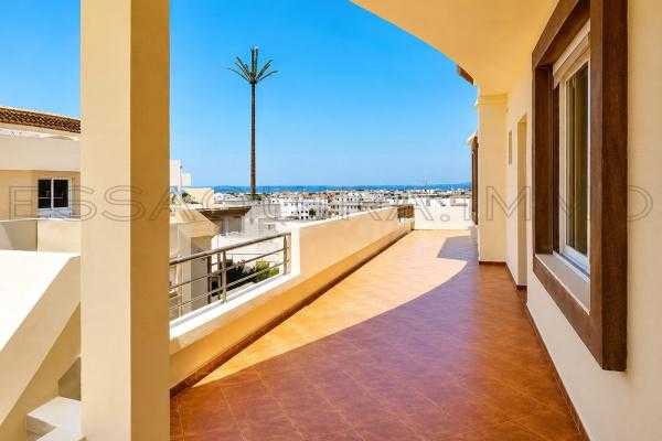 Appartement Rooftop avec Terrasse Privative – À Deux Pas de la plage 