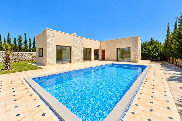 Villa lumineuse de plain-pied avec piscine – Bouzama