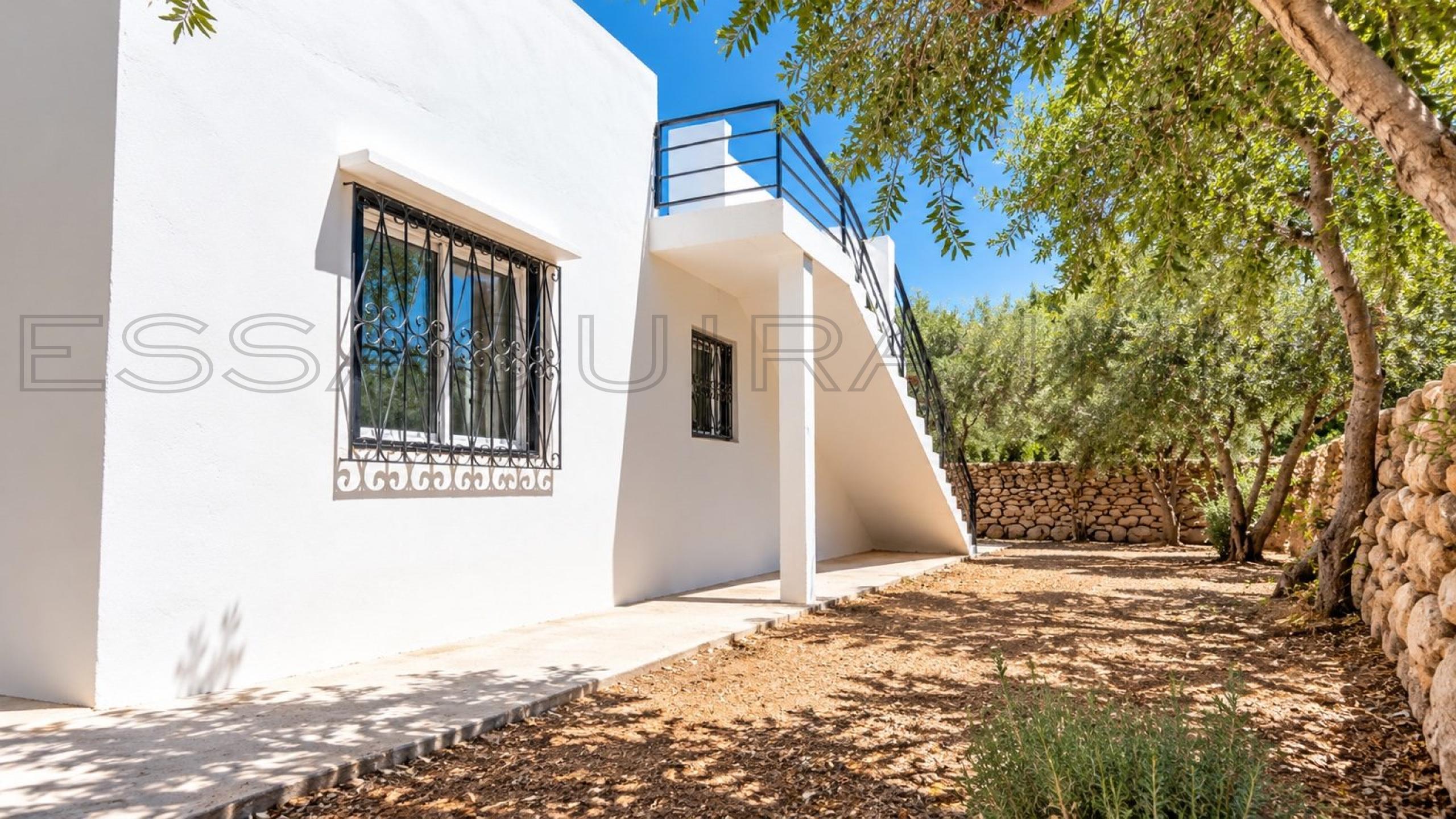 maison avec 2 chambres et 1 salle de bain