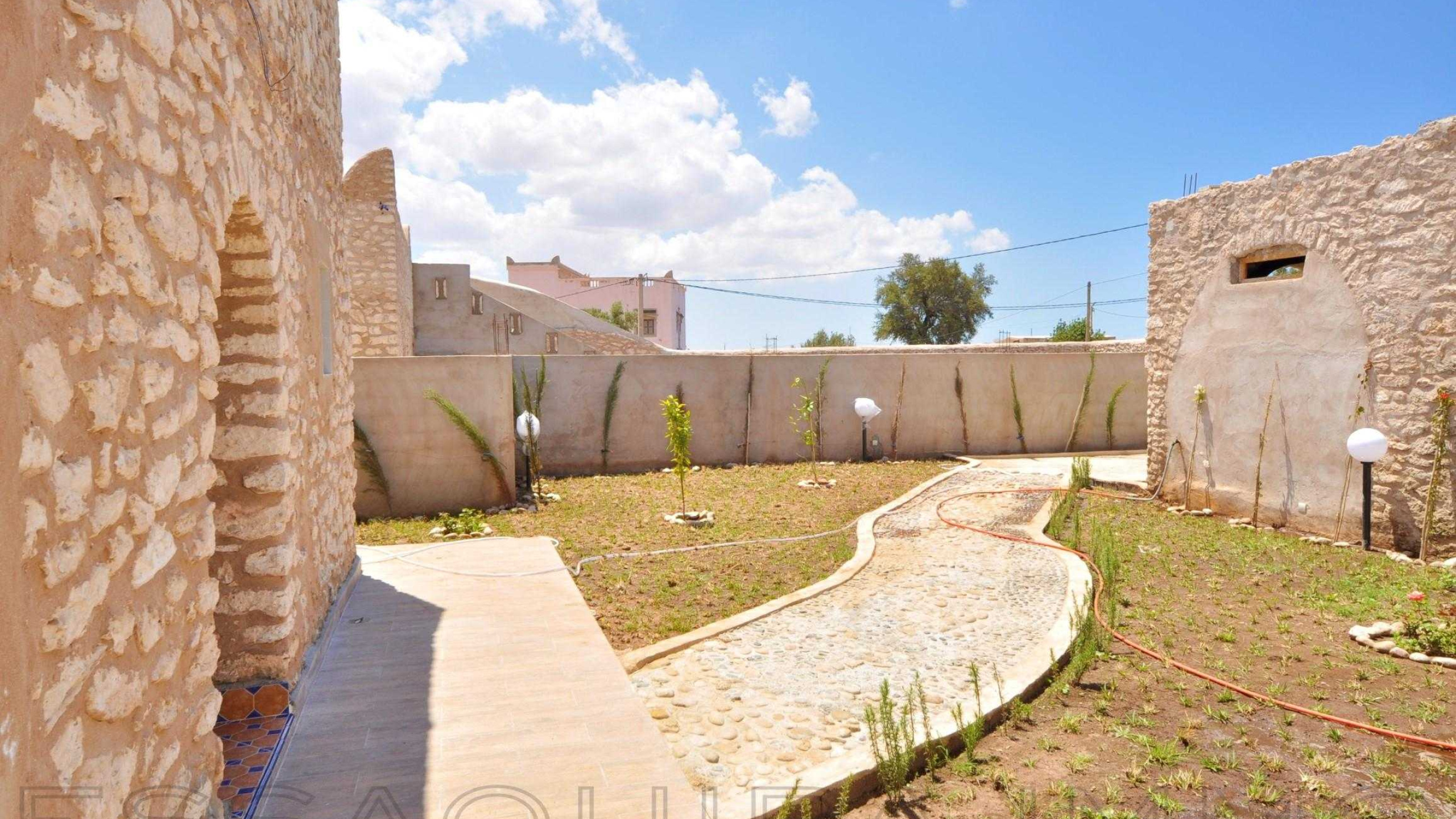 maison avec 2 chambres et 1 salle de bain