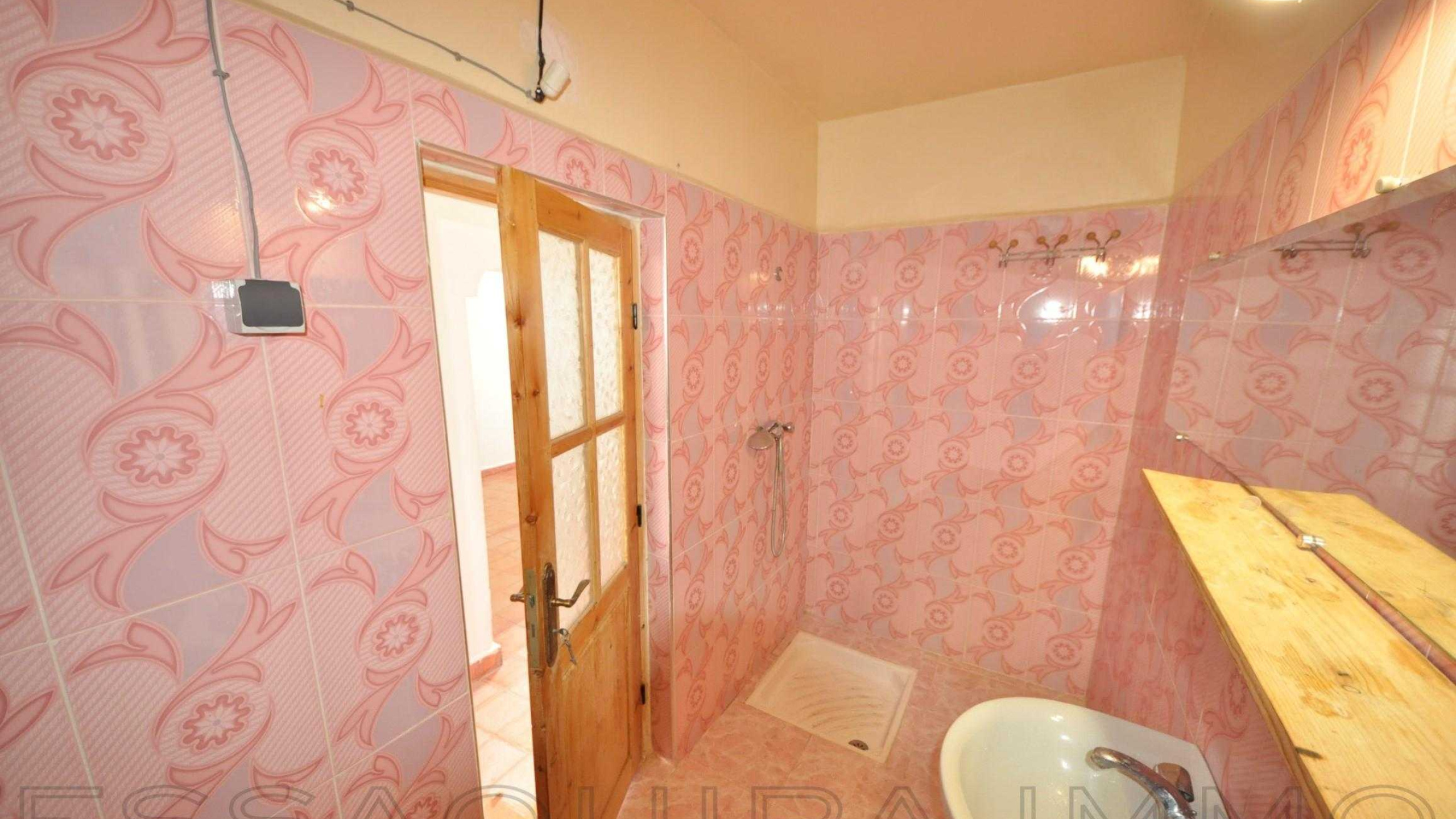 maison avec 2 chambres et 1 salle de bain