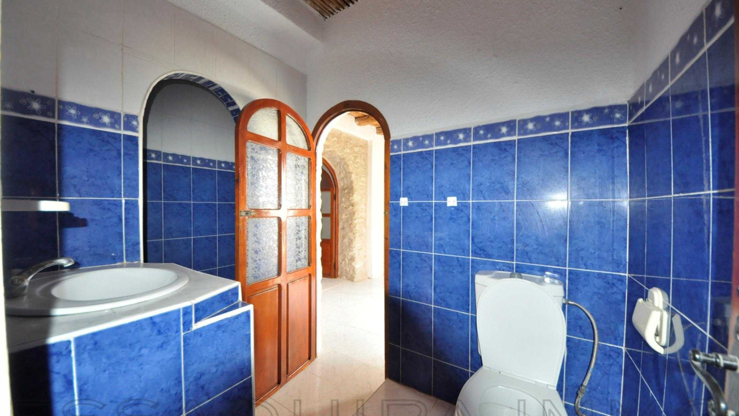 maison avec 2 chambres et 1 salle de bain