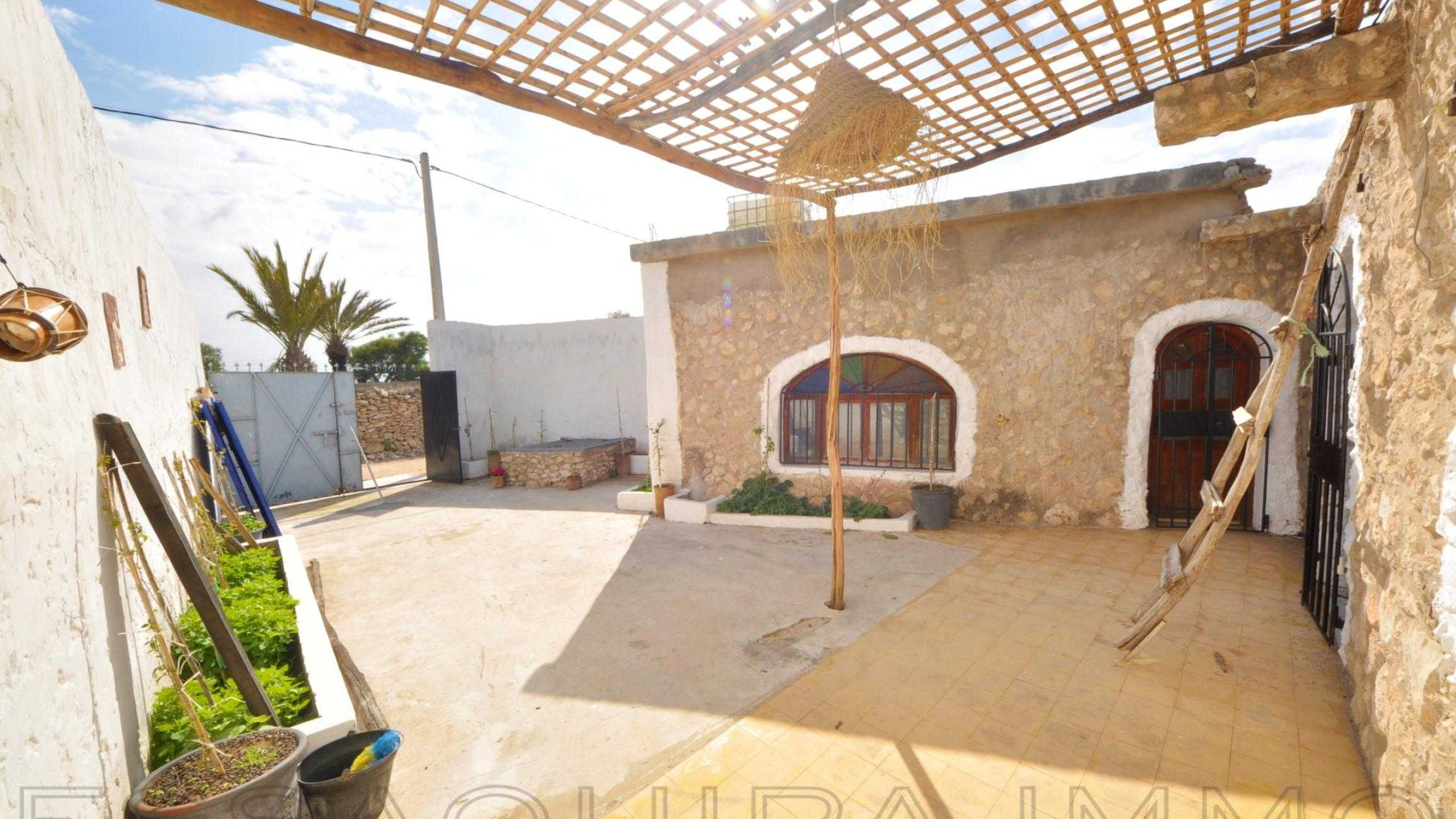 maison avec 2 chambres et 1 salle de bain